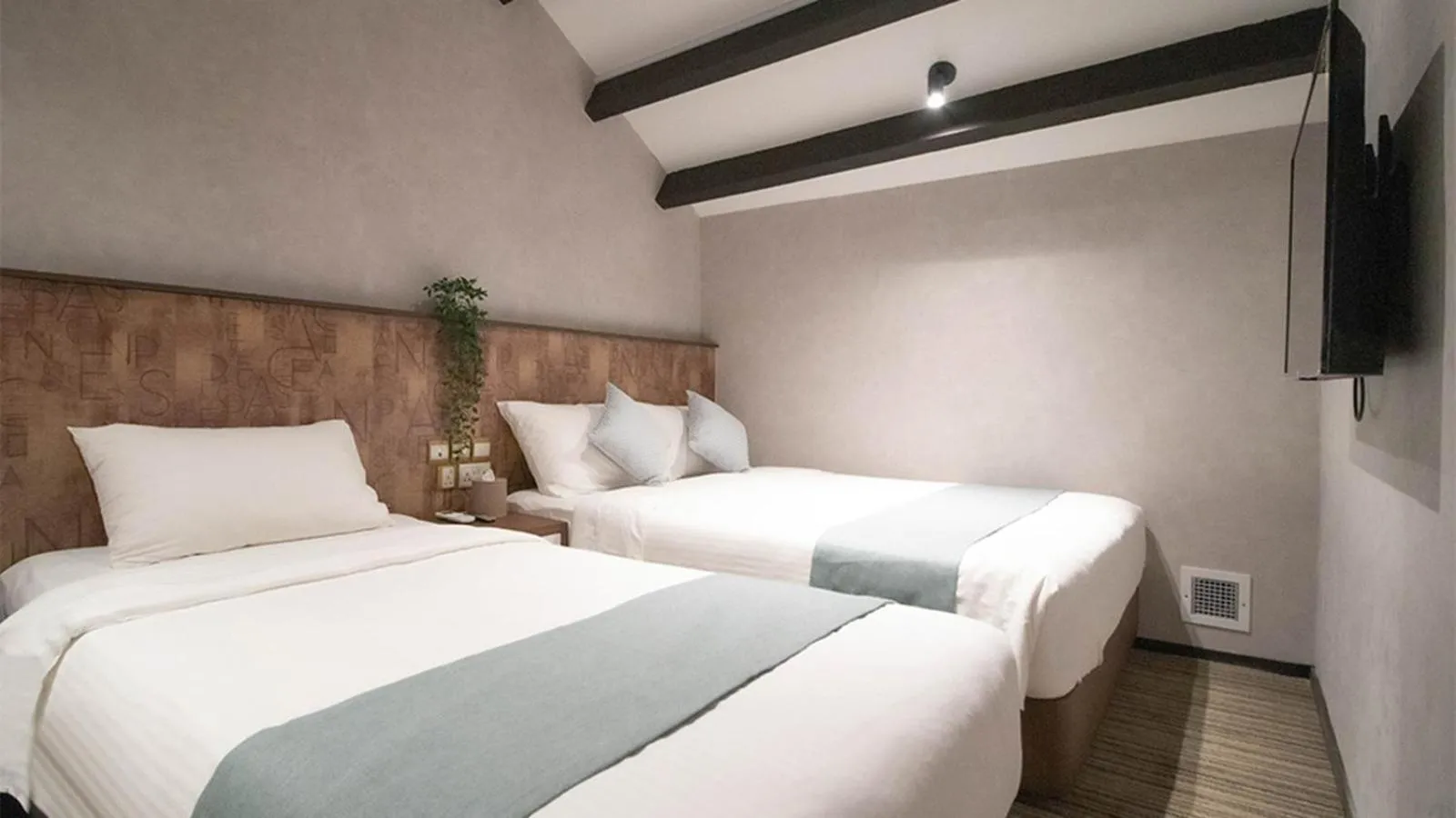 Bed in Hotel Calmo Hamilton