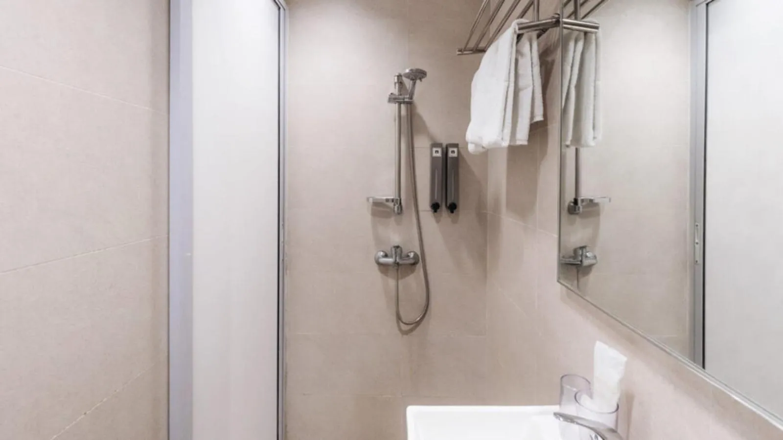 Shower in Hotel Calmo Hamilton
