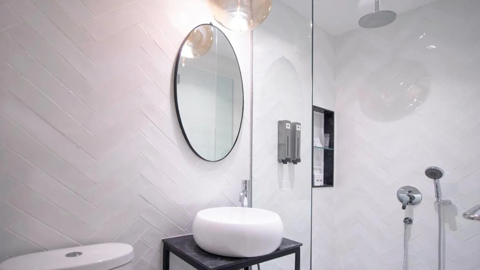 Toilet in Hotel Calmo Hamilton