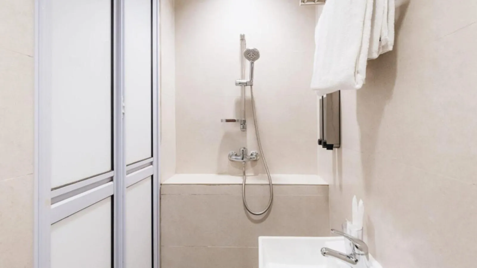Shower in Hotel Calmo Hamilton