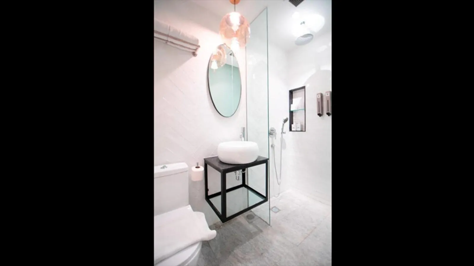 Shower in Hotel Calmo Hamilton