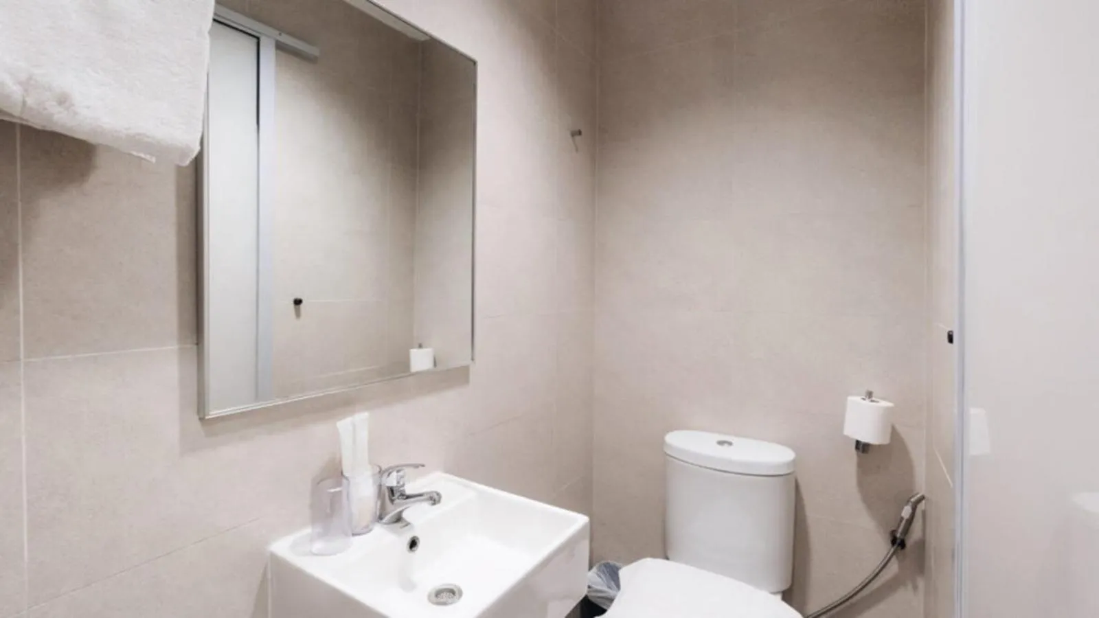 Toilet in Hotel Calmo Hamilton