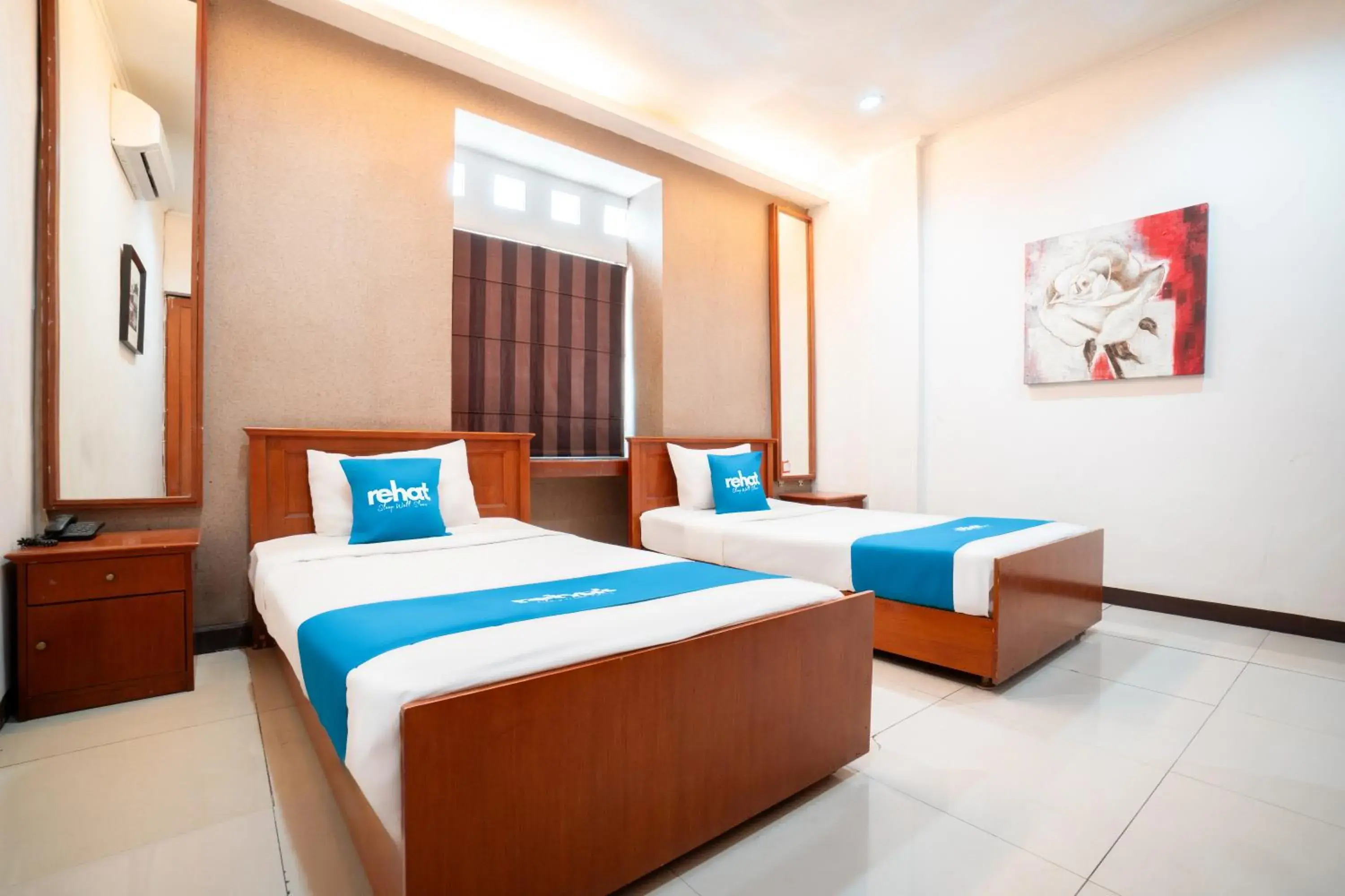Deluxe Twin Room in Rehat at Hotel 10 Buah Batu Deluxe Twin Room in Rehat at Hotel 10 Buah Batu