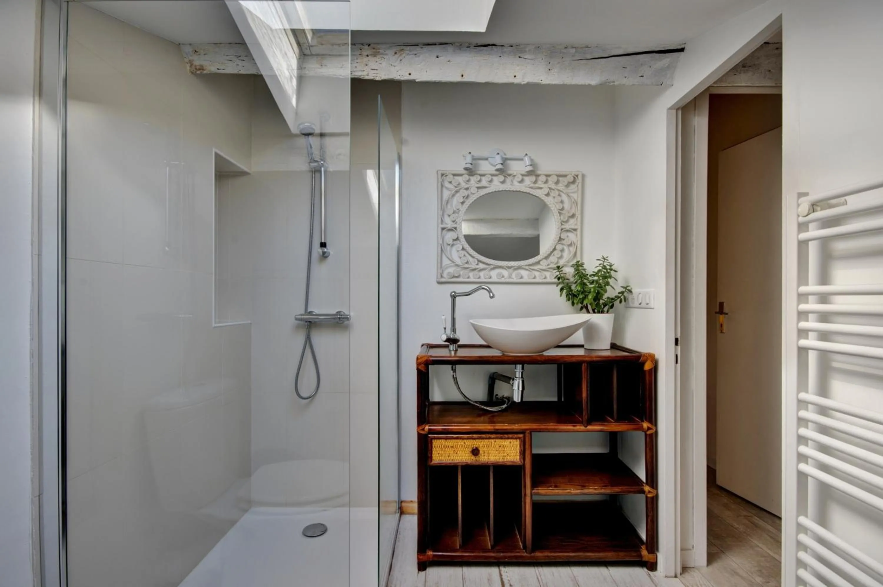Shower in Les Secrets de Bacchus