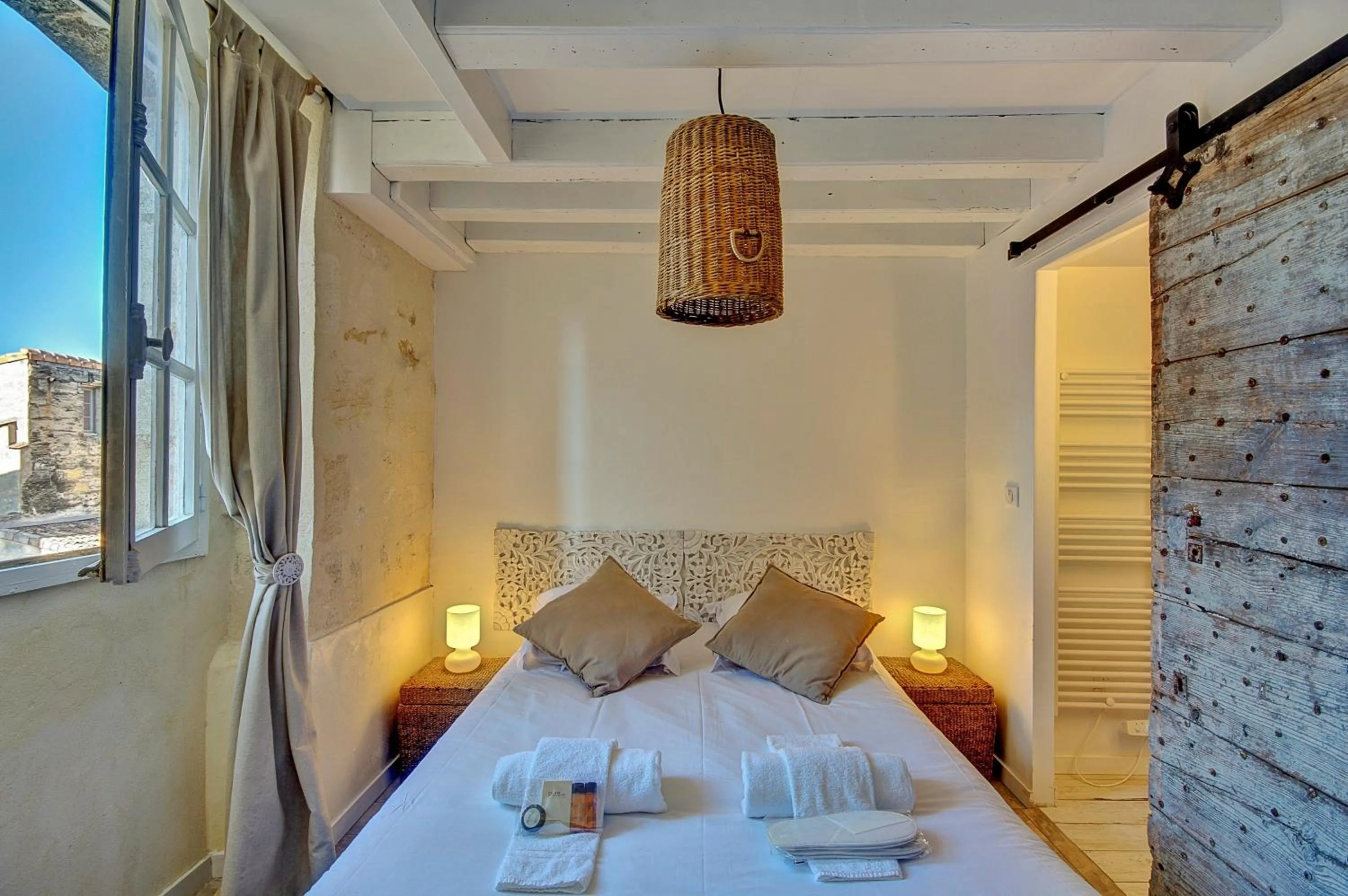 Photo of the whole room, Bed in Les Secrets de Bacchus