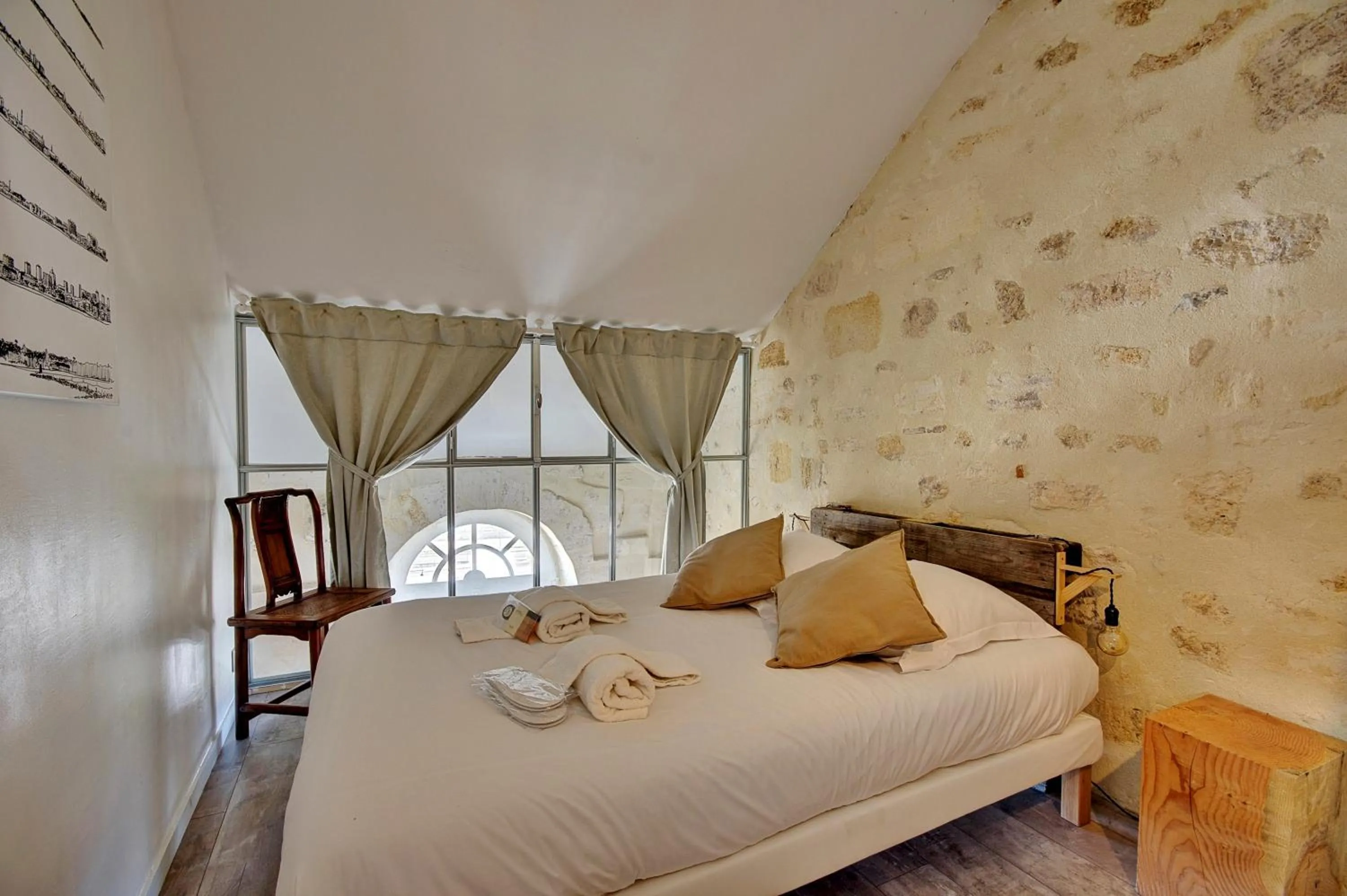 Photo of the whole room, Bed in Les Secrets de Bacchus