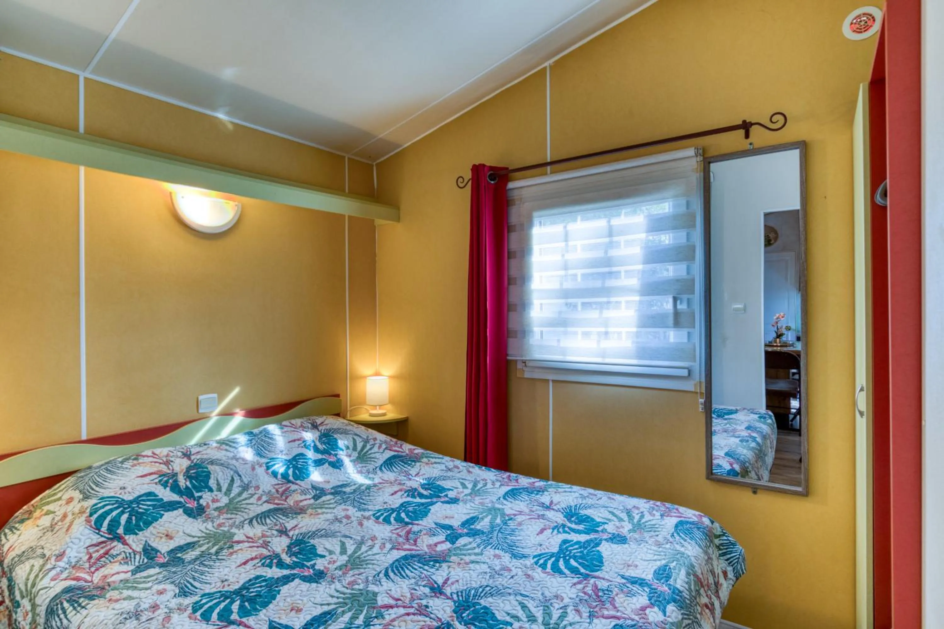 Property building, Bed in Mobil-Home camping Les Amandiers