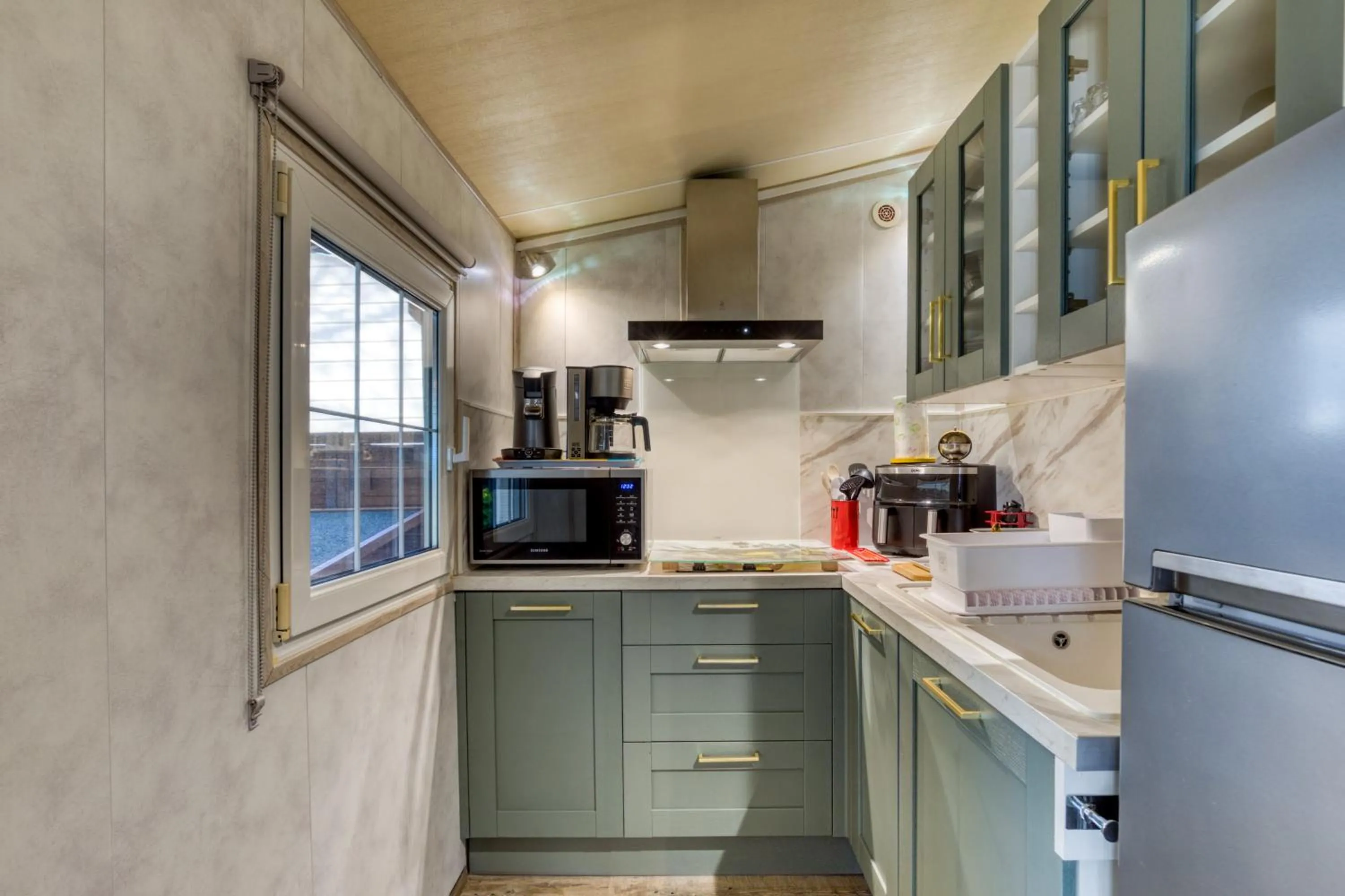 Kitchen or kitchenette in Mobil-Home camping Les Amandiers