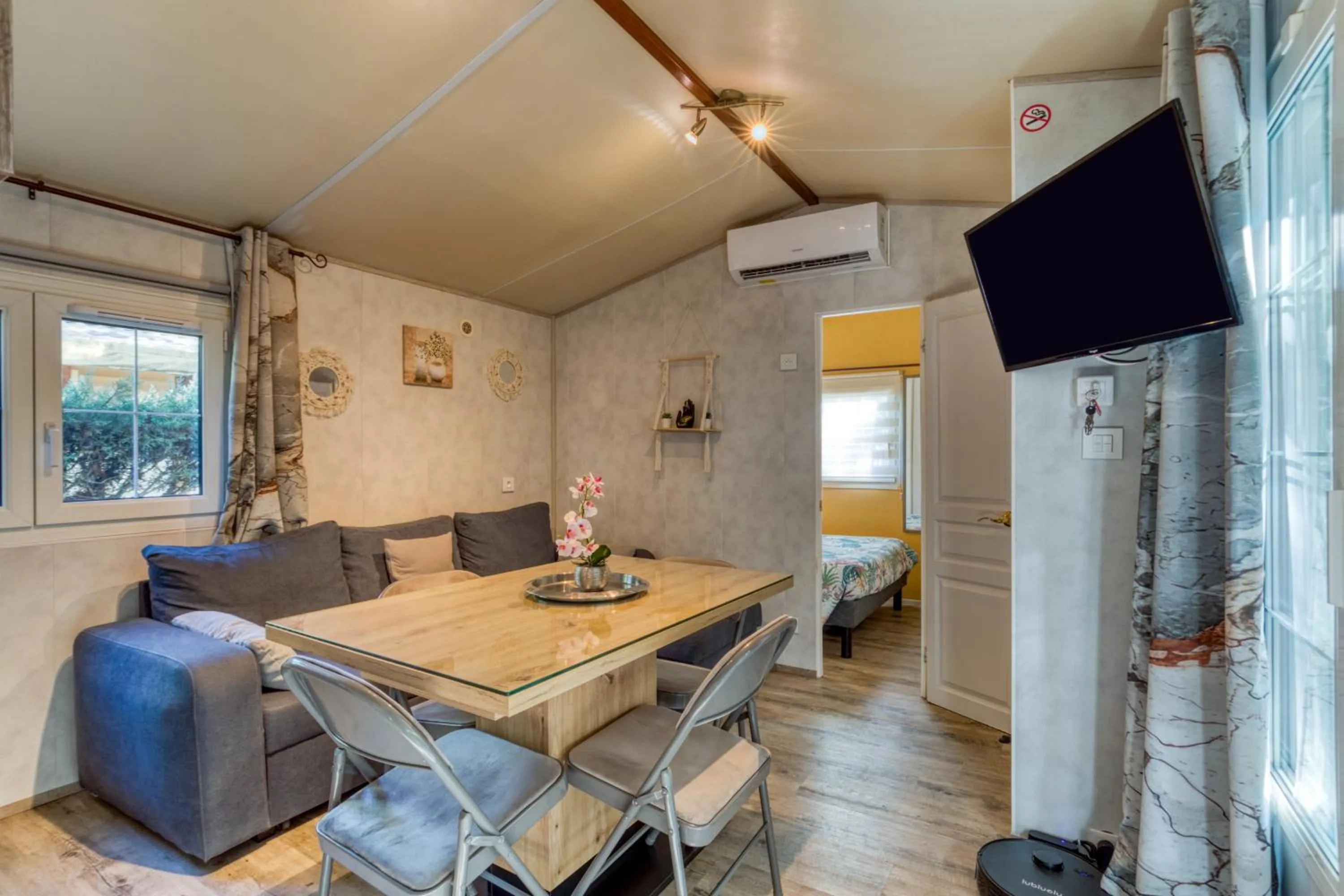 Property building in Mobil-Home camping Les Amandiers