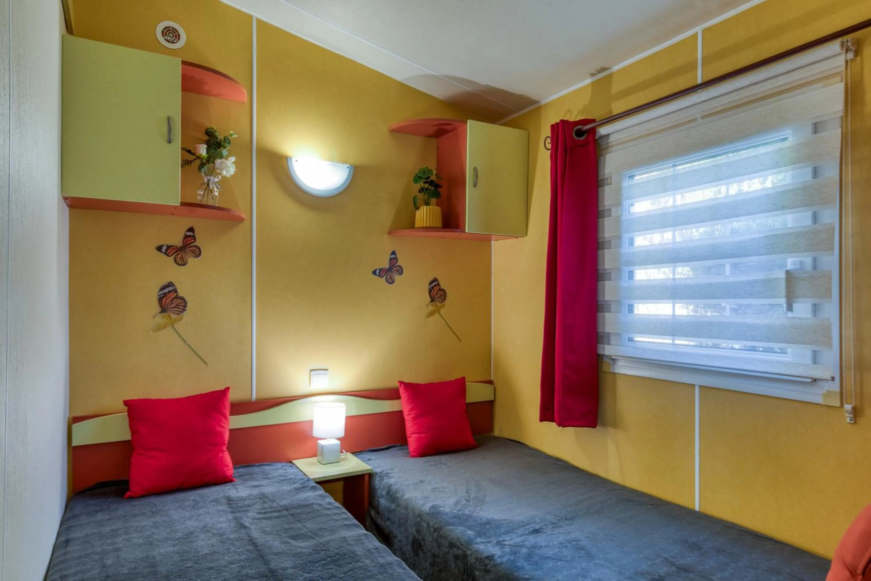 Property building, Bed in Mobil-Home camping Les Amandiers