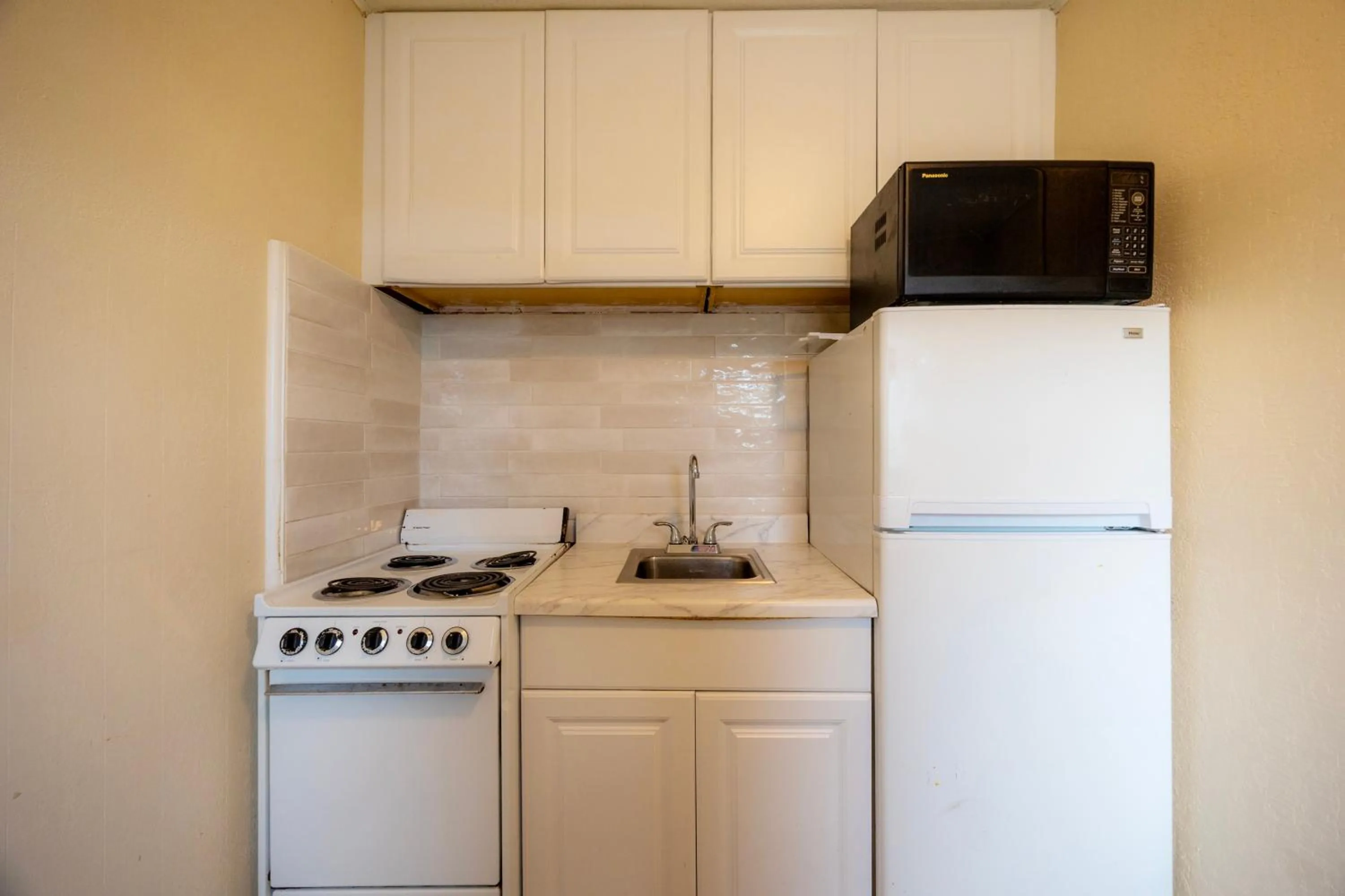 Kitchen or kitchenette in Siesta Motor Inn By Townhouse Kennedy Space Center Titusville I 95