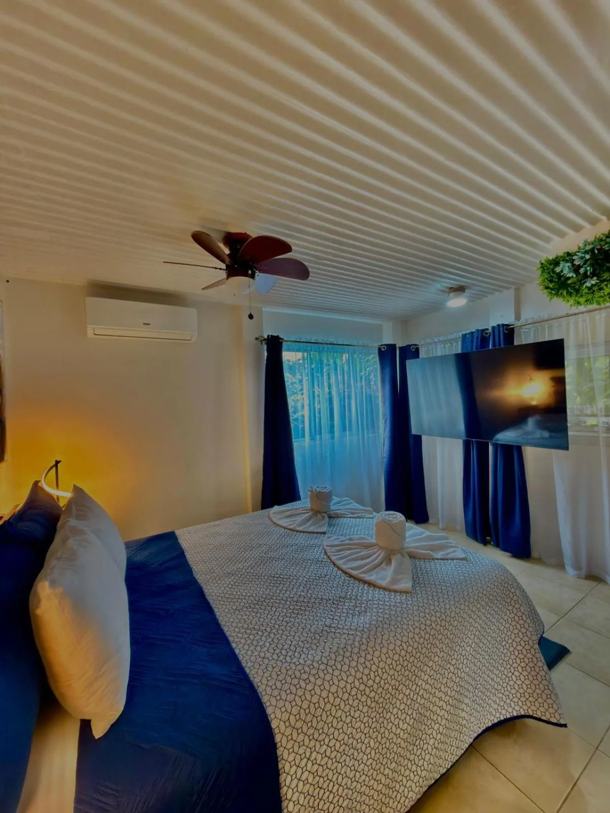 Bed in Loma Real Hot Springs Bed & Breakfast