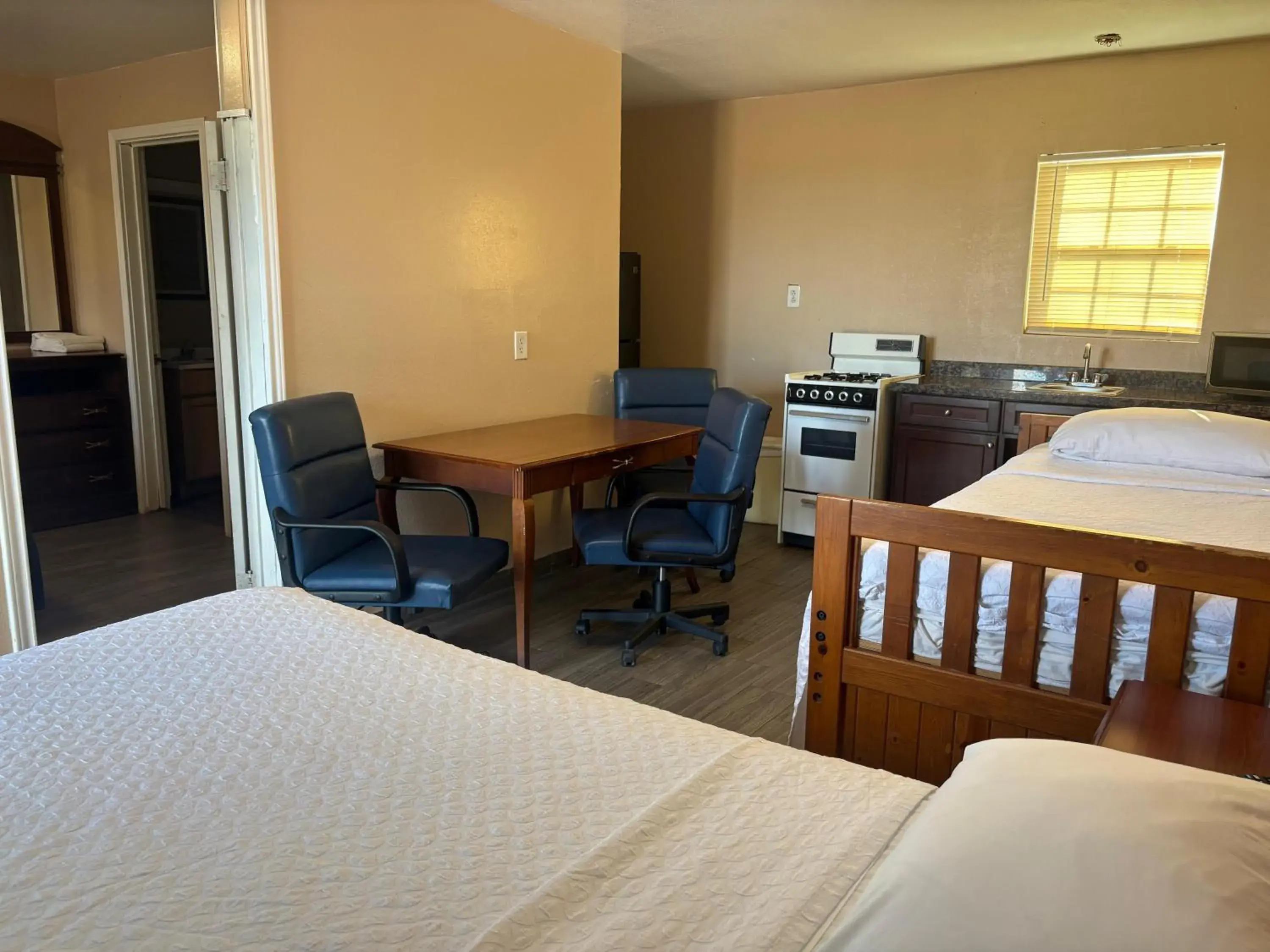 Queen bed & 2 full beds kitchenette smoking in SE'Air Motel By Townhouse Corpus Christi - Padre Island Tx Queen bed & 2 full beds kitchenette smoking in SE'Air Motel By Townhouse Corpus Christi - Padre Island Tx