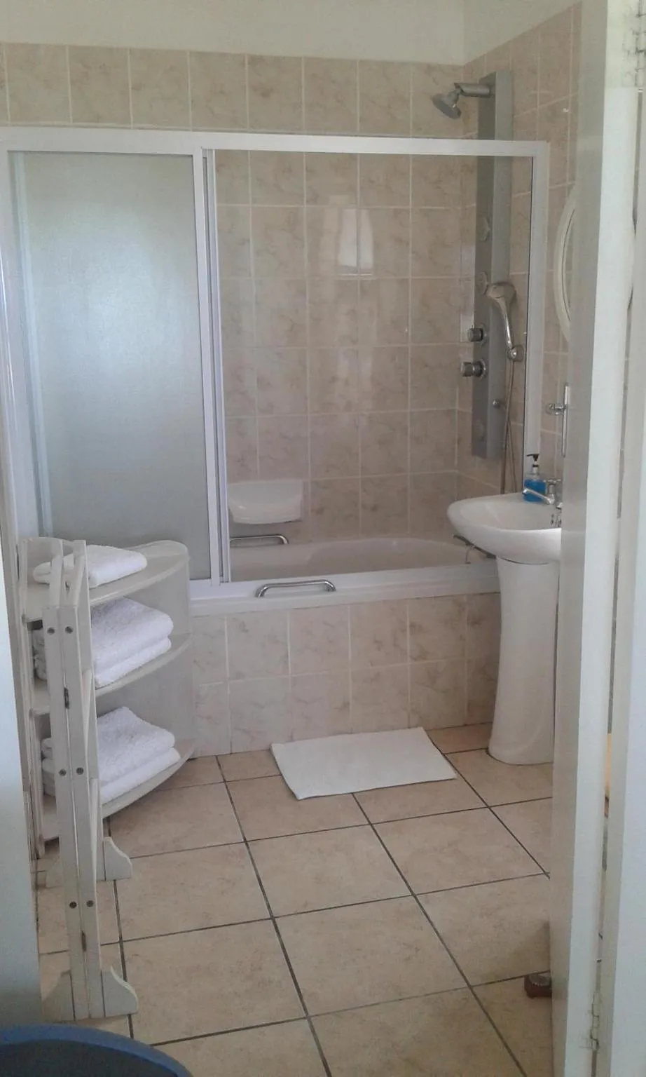 Shower in Oom Piet Accommodation