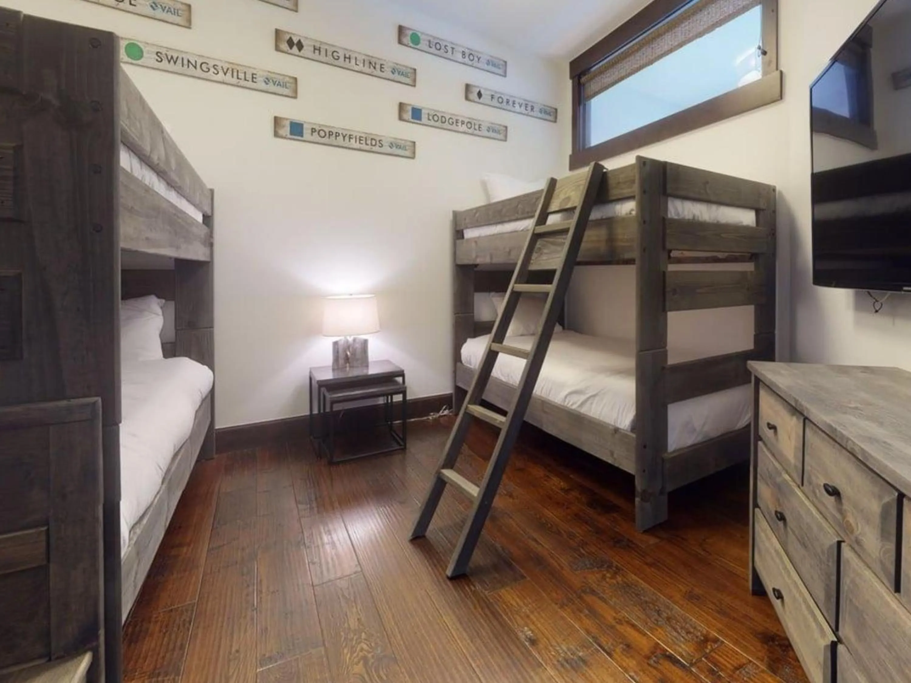 bunk bed, Bed in The Landmark