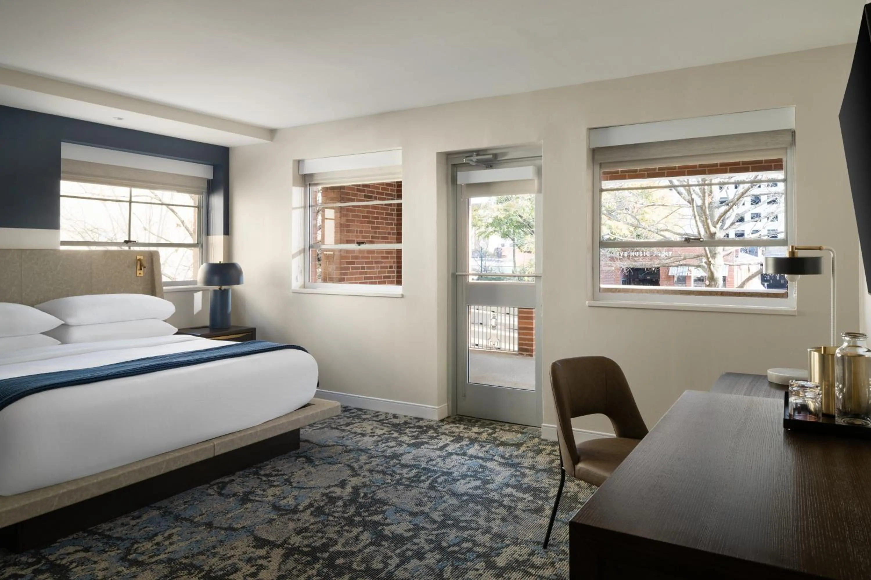 King Room with Balcony in The Lantern Hotel Columbia