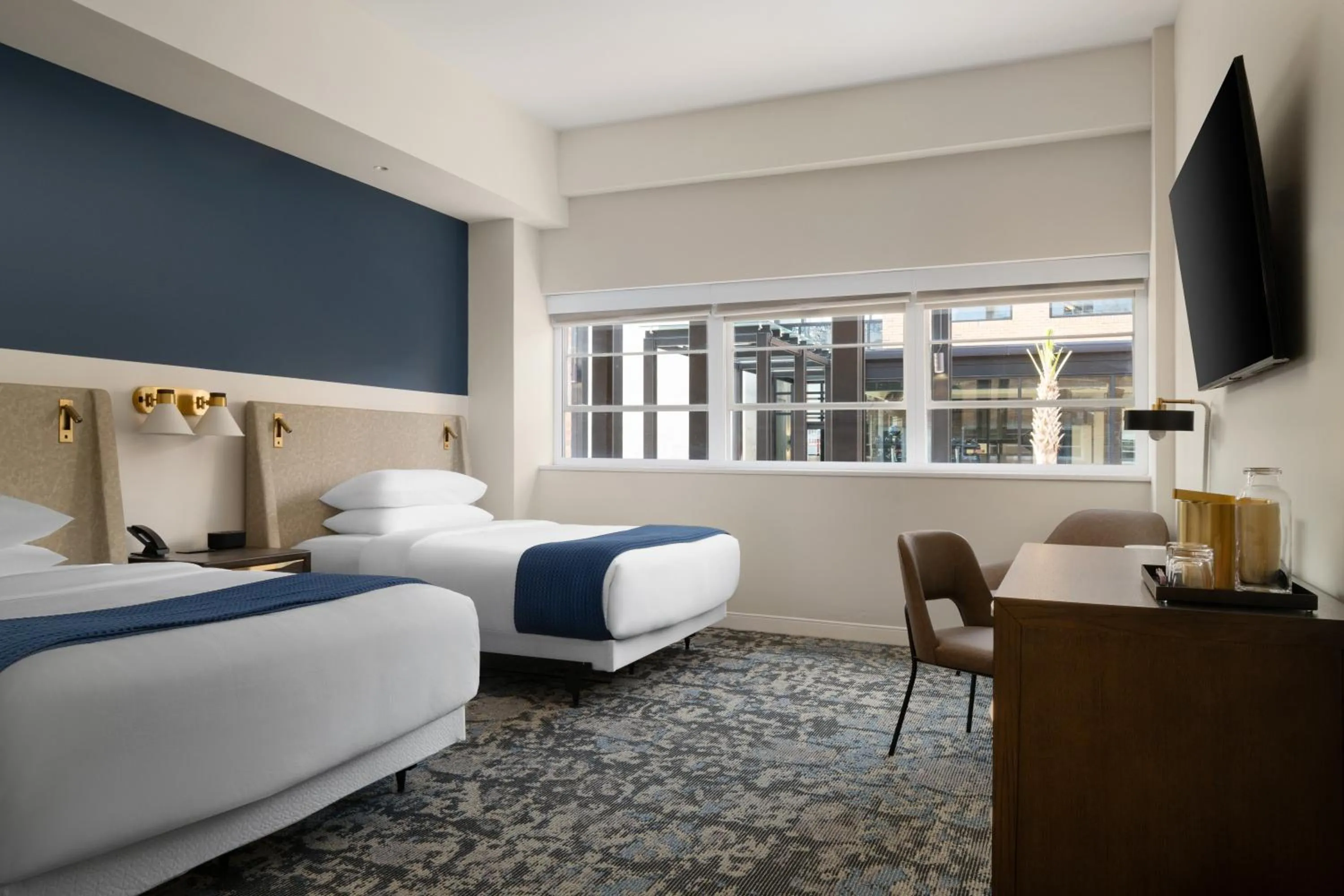 Queen Room with Two Queen Beds - Disability Access in The Lantern Hotel Columbia