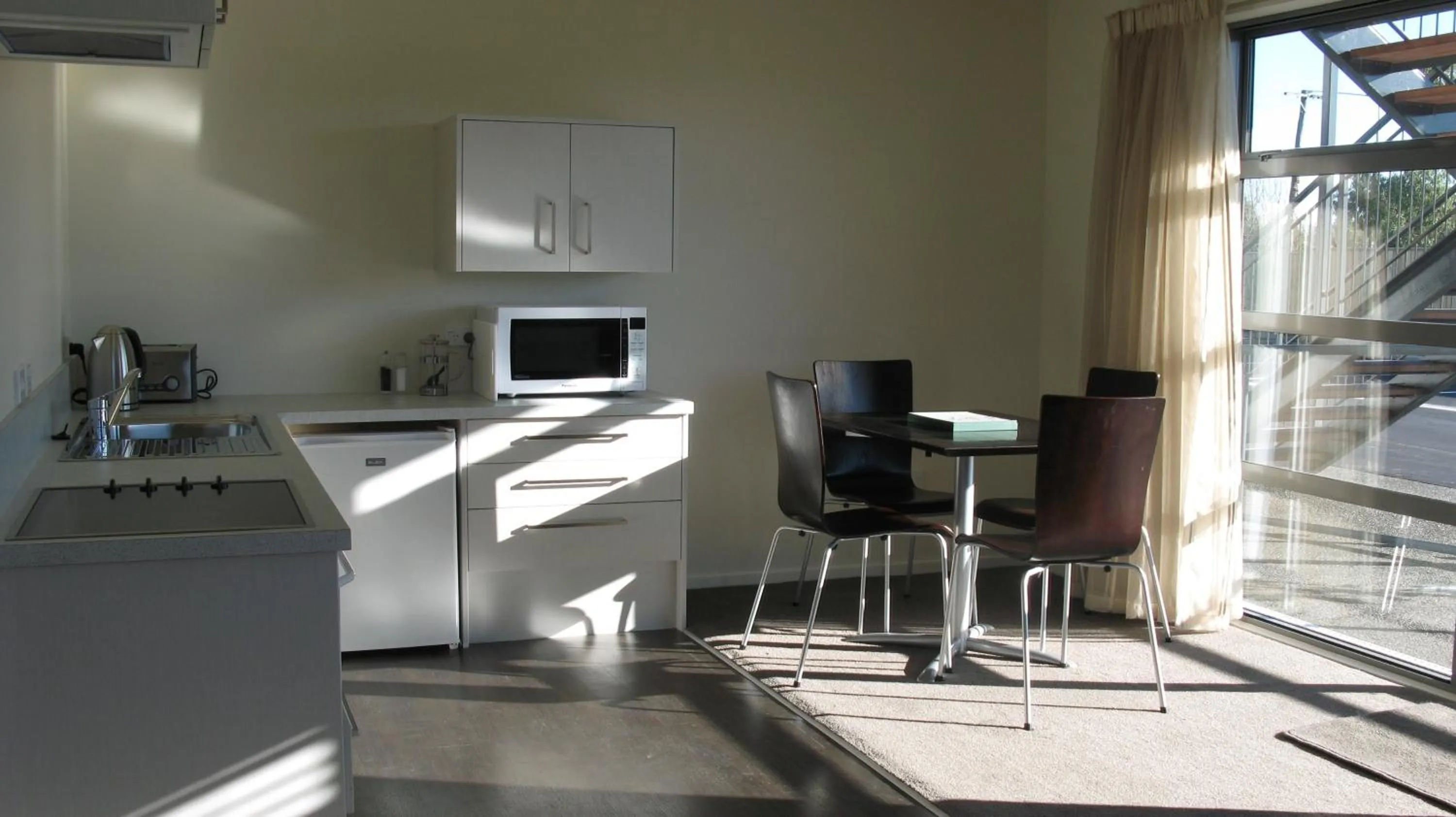 Kitchen or kitchenette in Pegasus Gateway Motels & Apartments