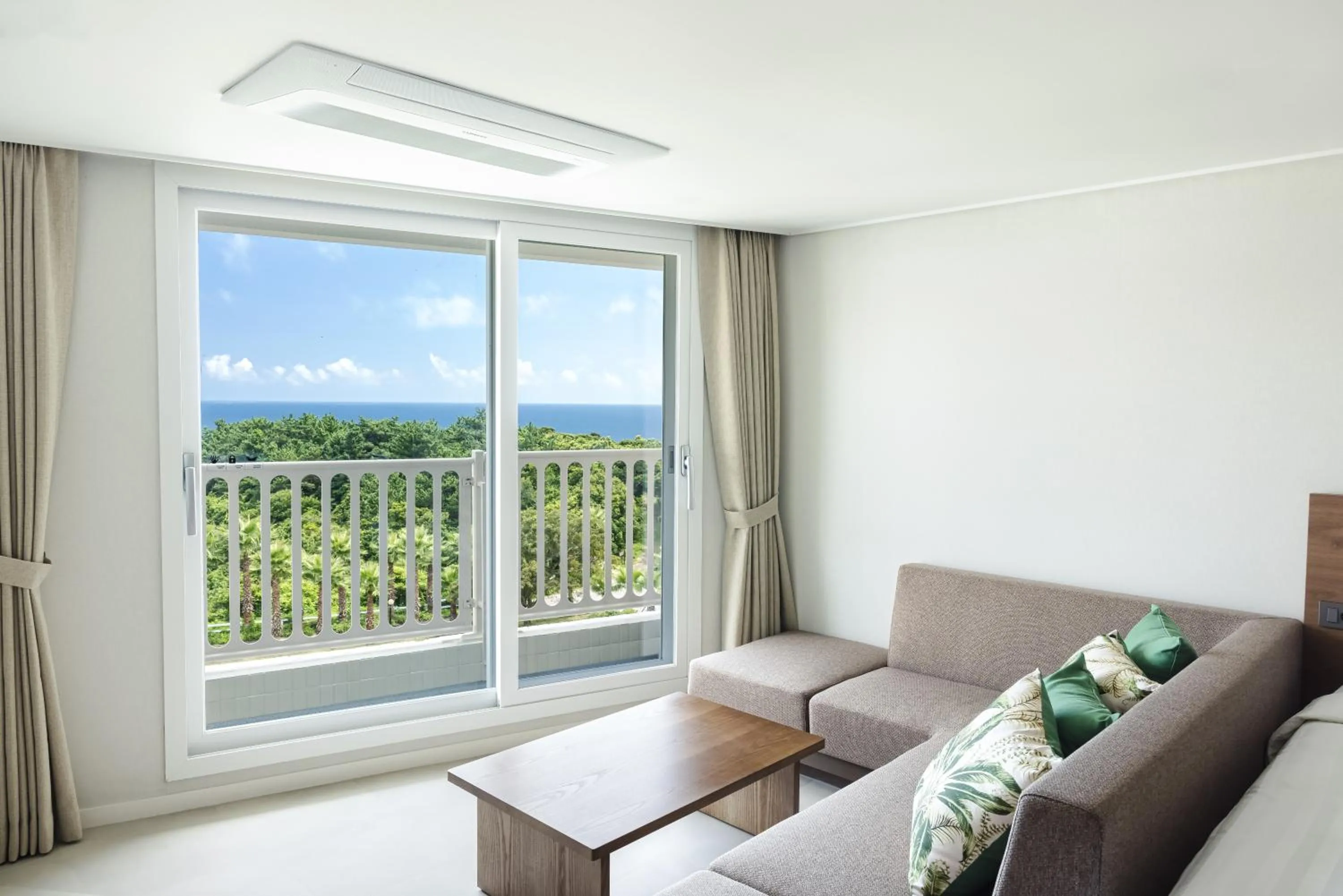 Coffee/tea facilities in Kensington Resort Jeju Jungmun