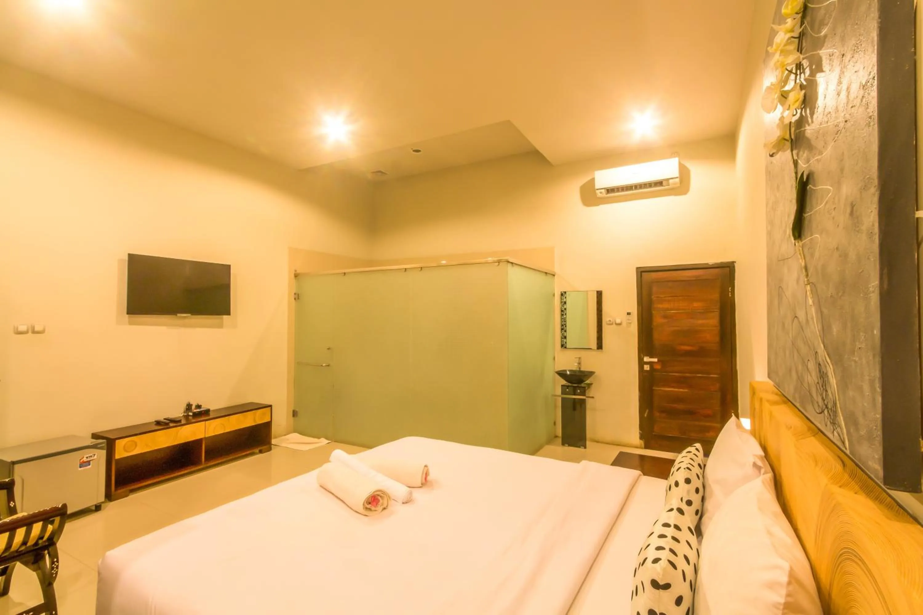 Photo of the whole room, Bed in JM Hotel Kuta Lombok