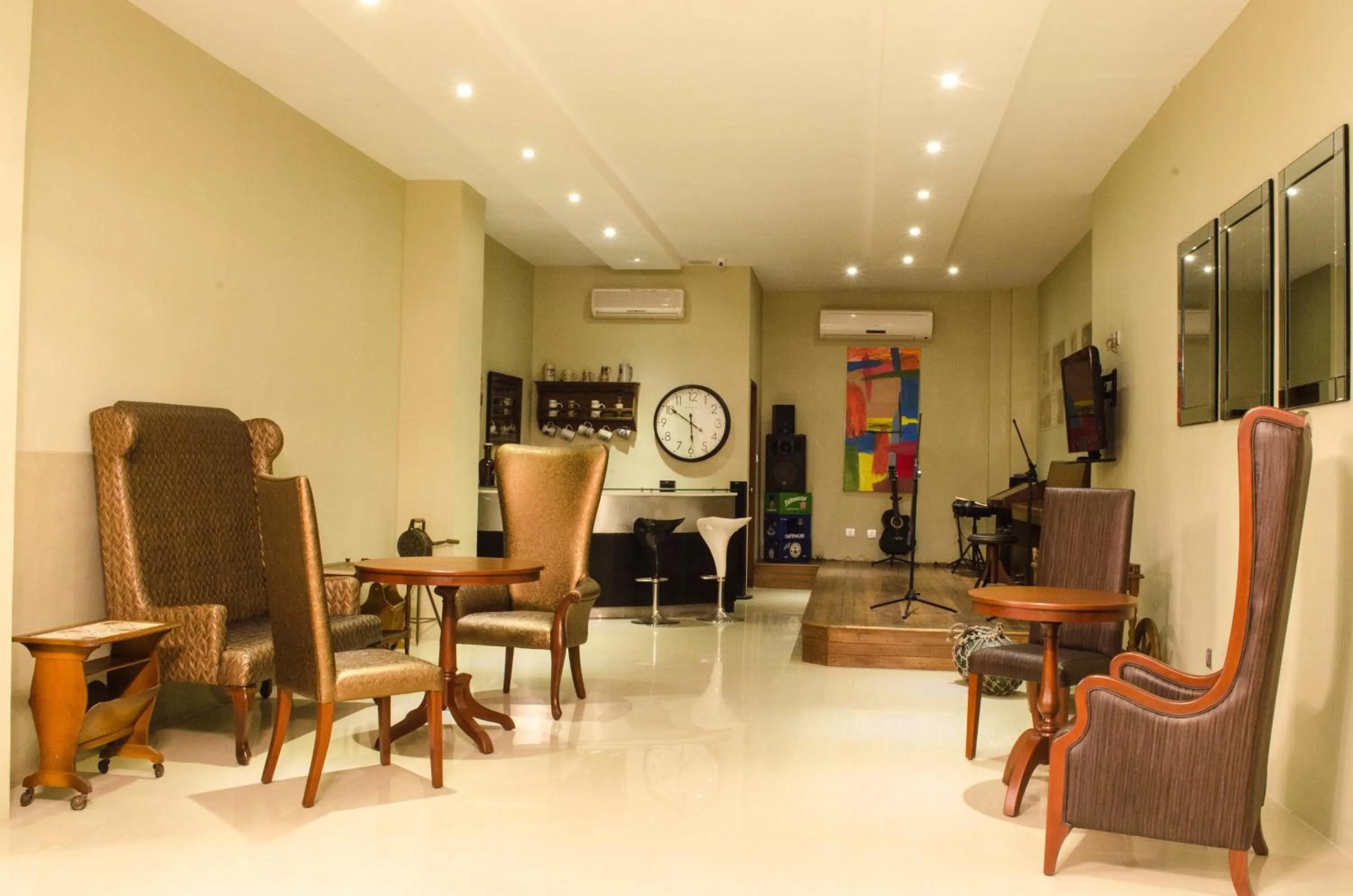 Lounge or bar in Ritz Hotel Angeles