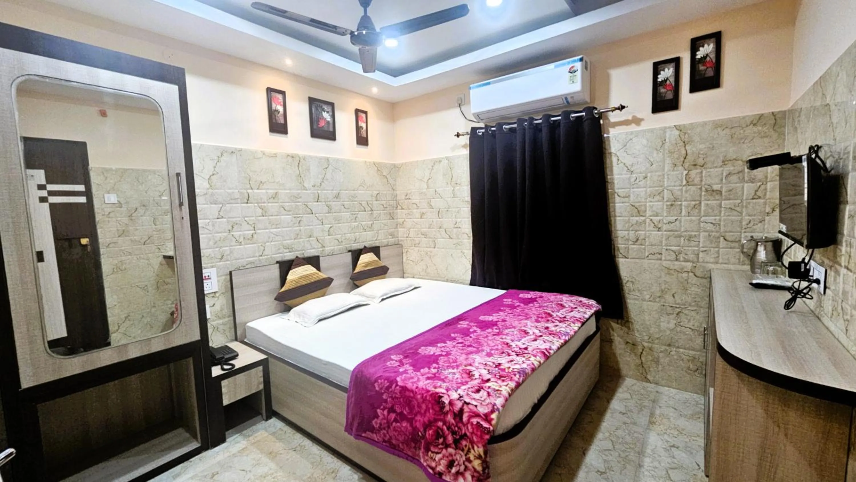 Bedroom, Bed in Hotel Prince B