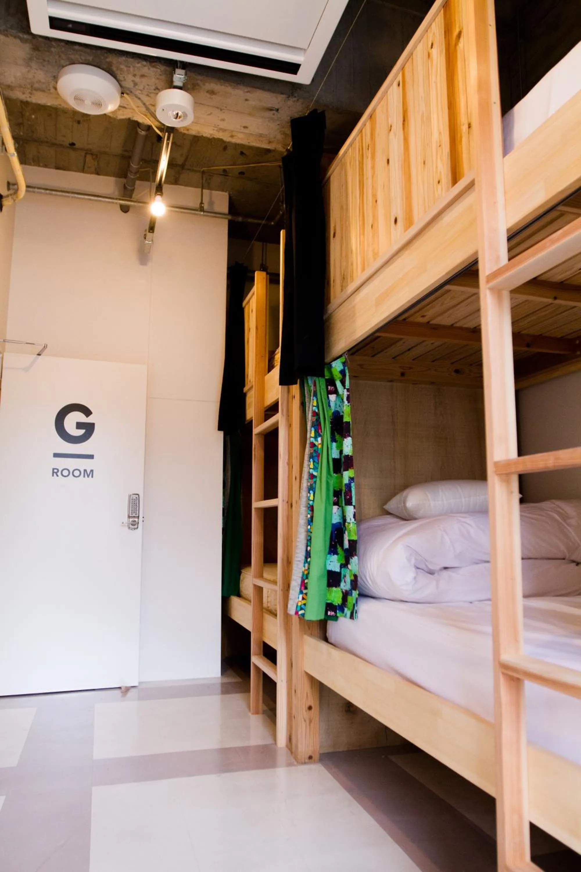 bunk bed, Bed in Hostel TangaTable