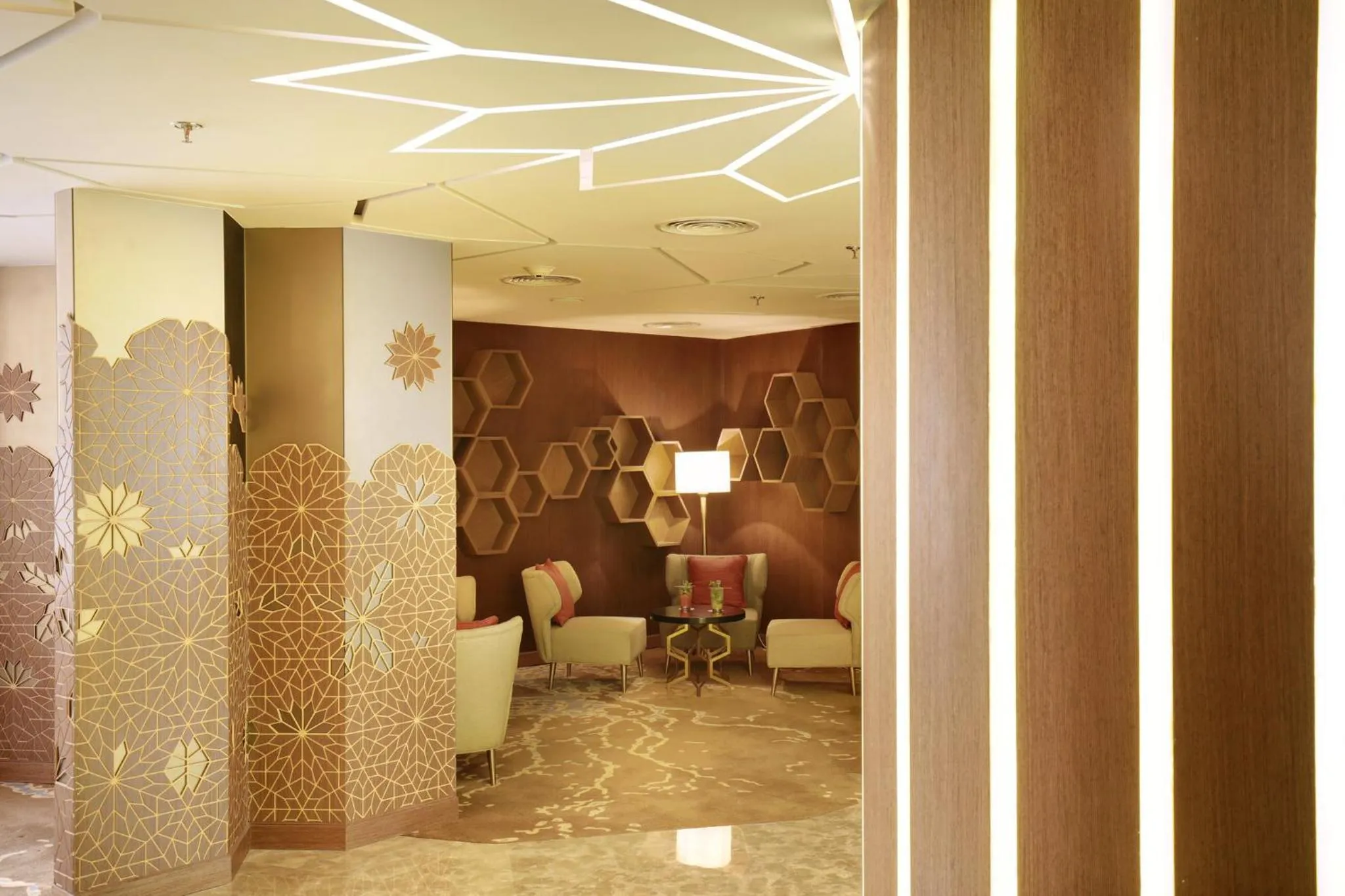 Lounge or bar in Crowne Plaza Dhaka Gulshan by IHG