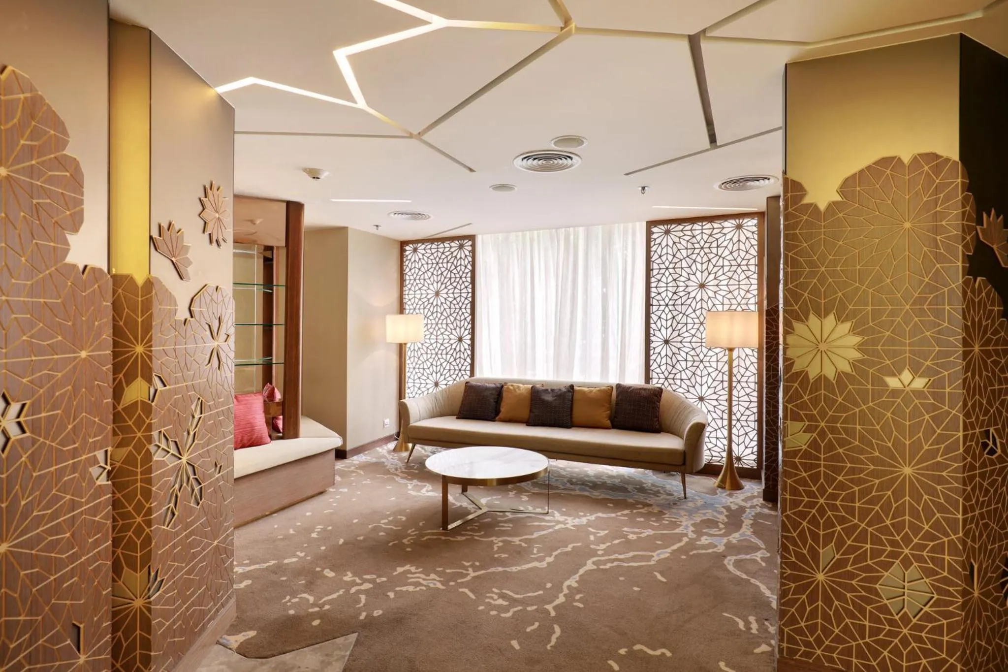 Lounge or bar in Crowne Plaza Dhaka Gulshan by IHG