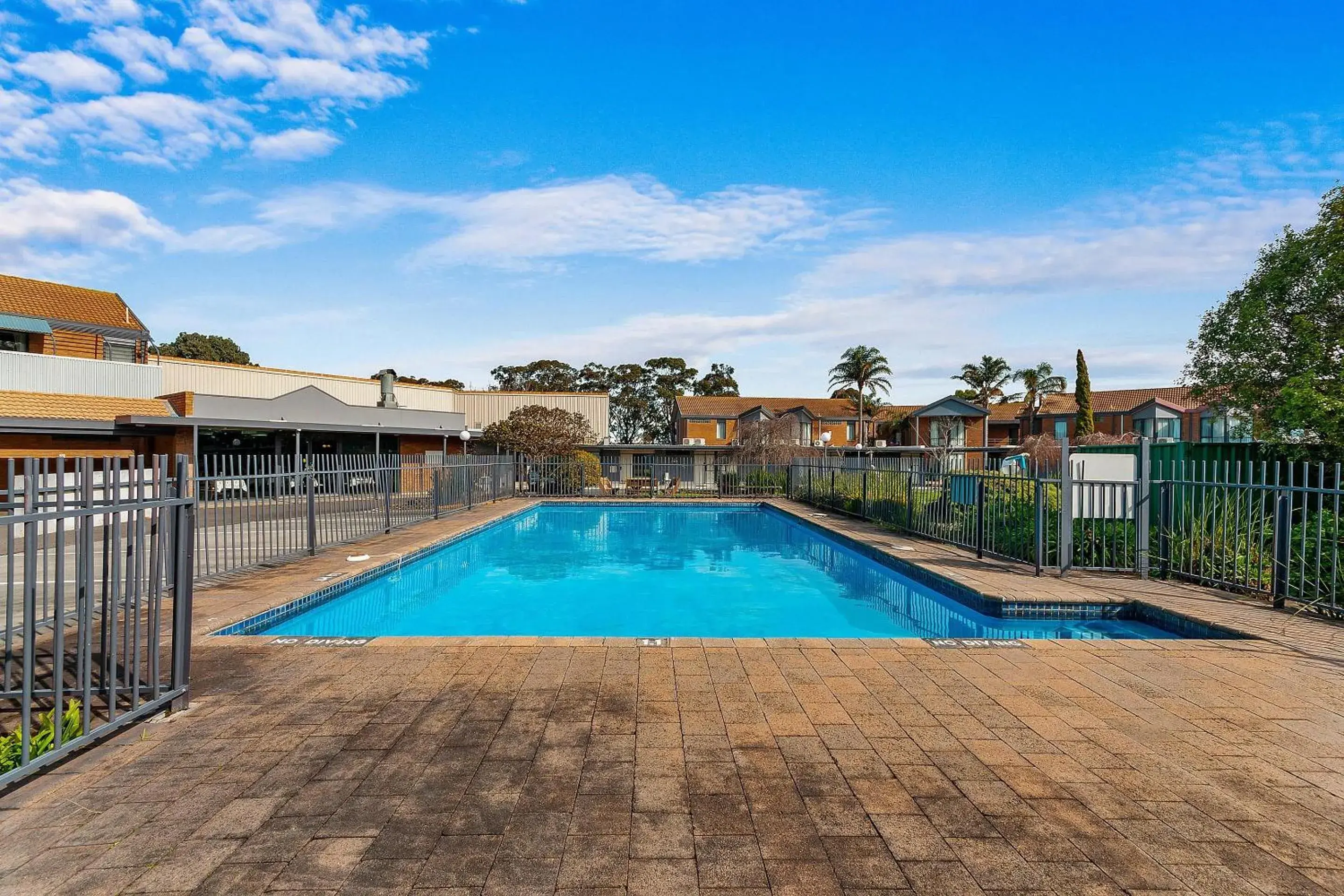 Swimming pool in Quality Inn & Suites Traralgon Swimming pool in Quality Inn & Suites Traralgon