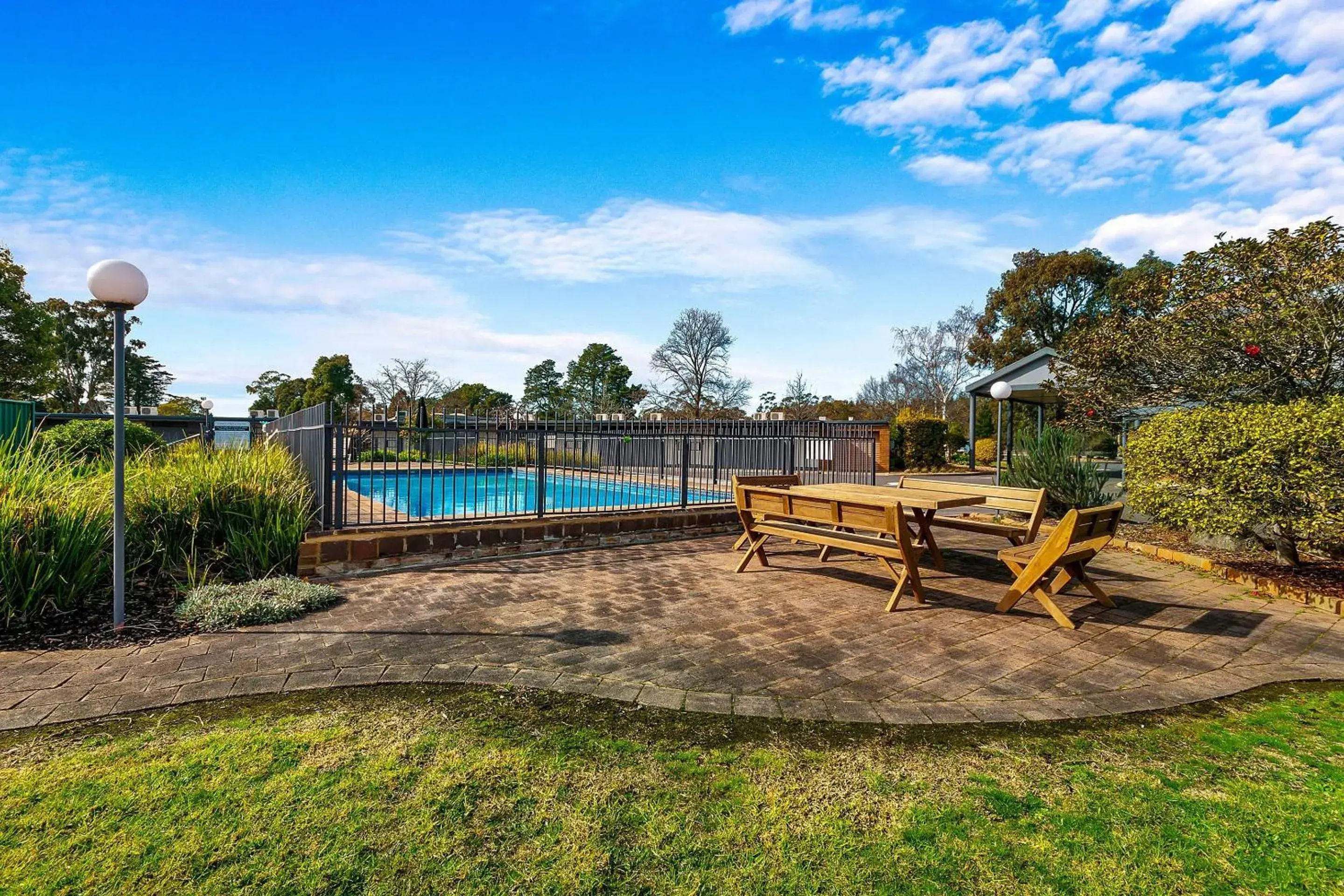 Swimming pool in Quality Inn & Suites Traralgon Swimming pool in Quality Inn & Suites Traralgon