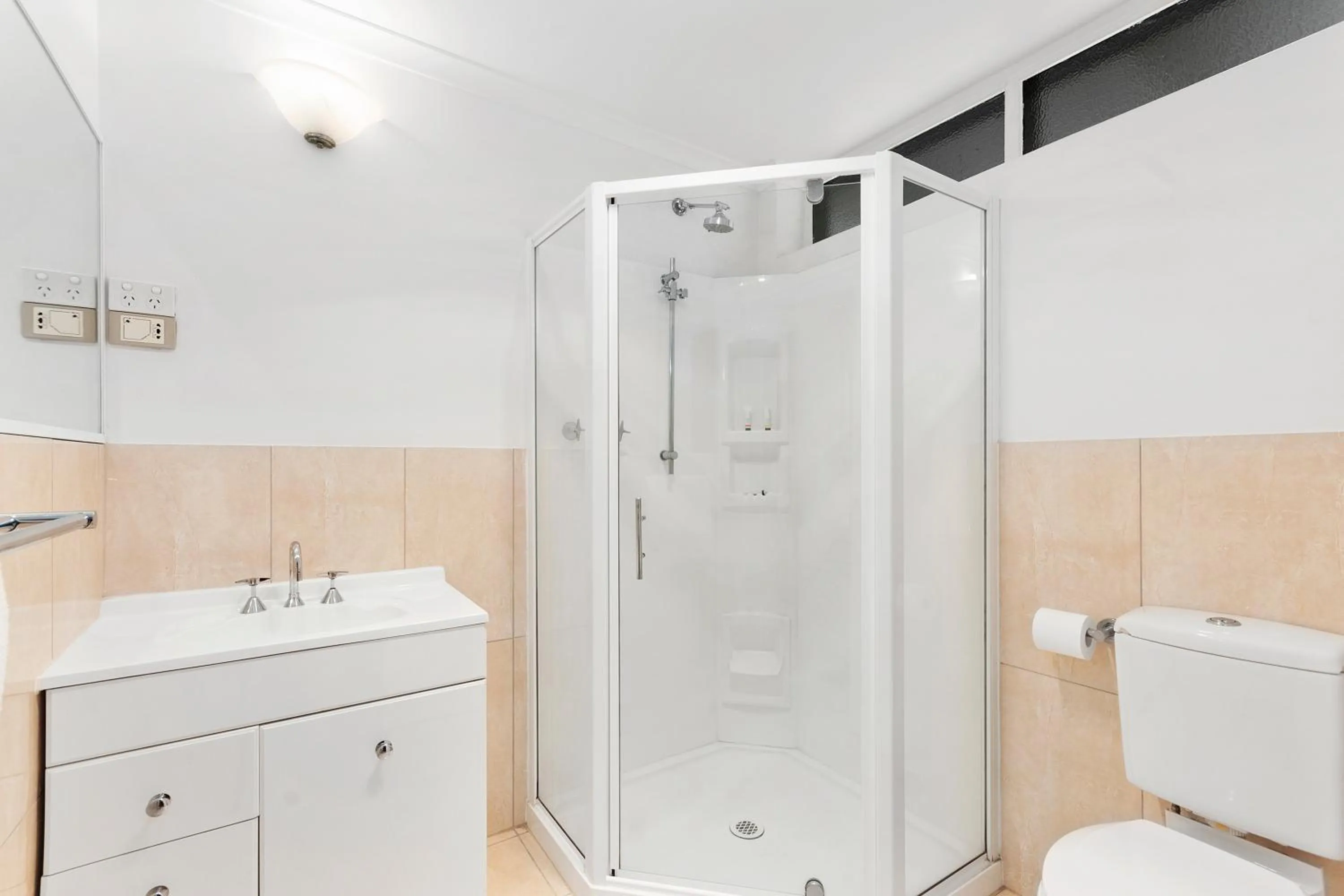 Shower in Quality Inn & Suites Traralgon