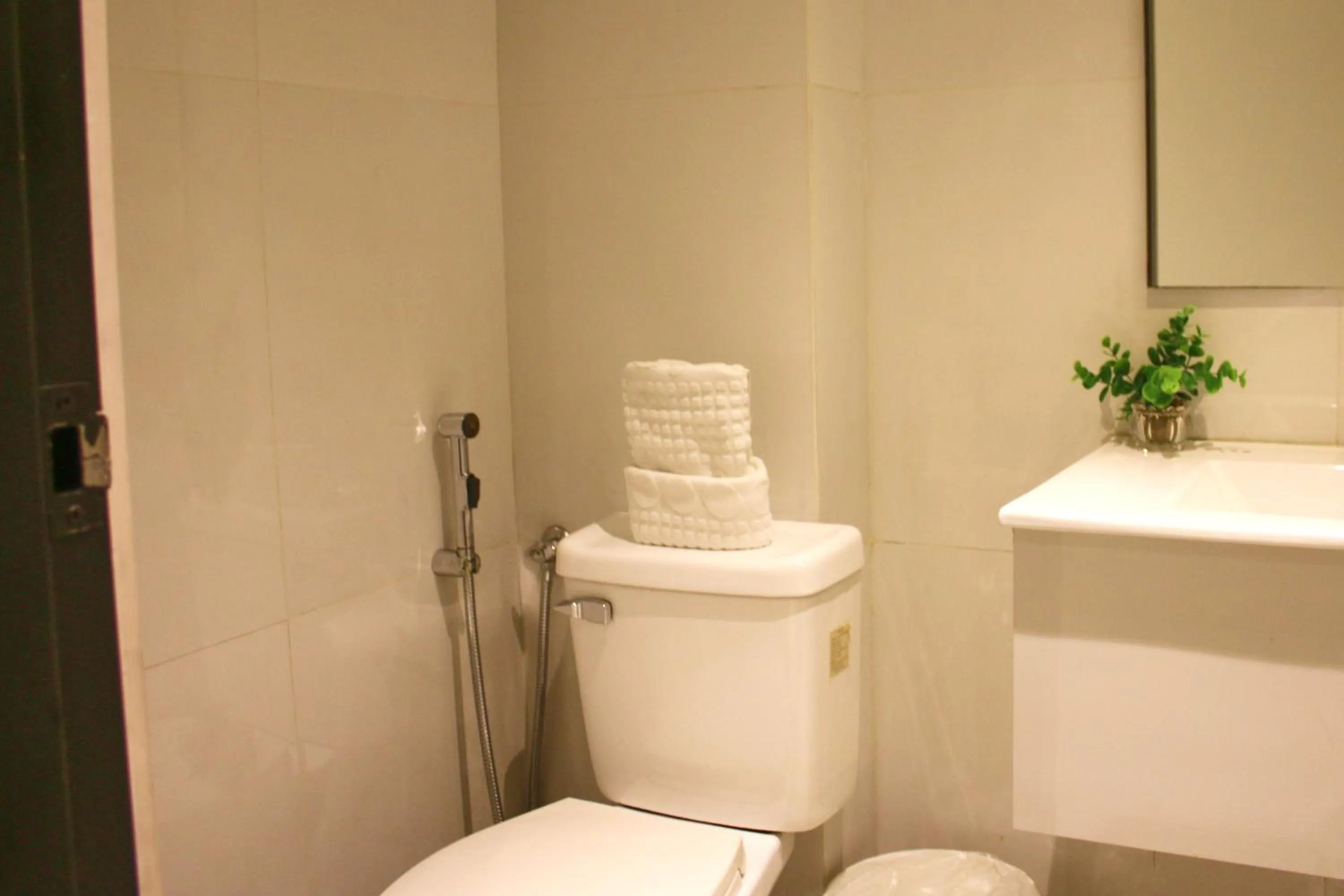 LuxeLite Suites Pasay