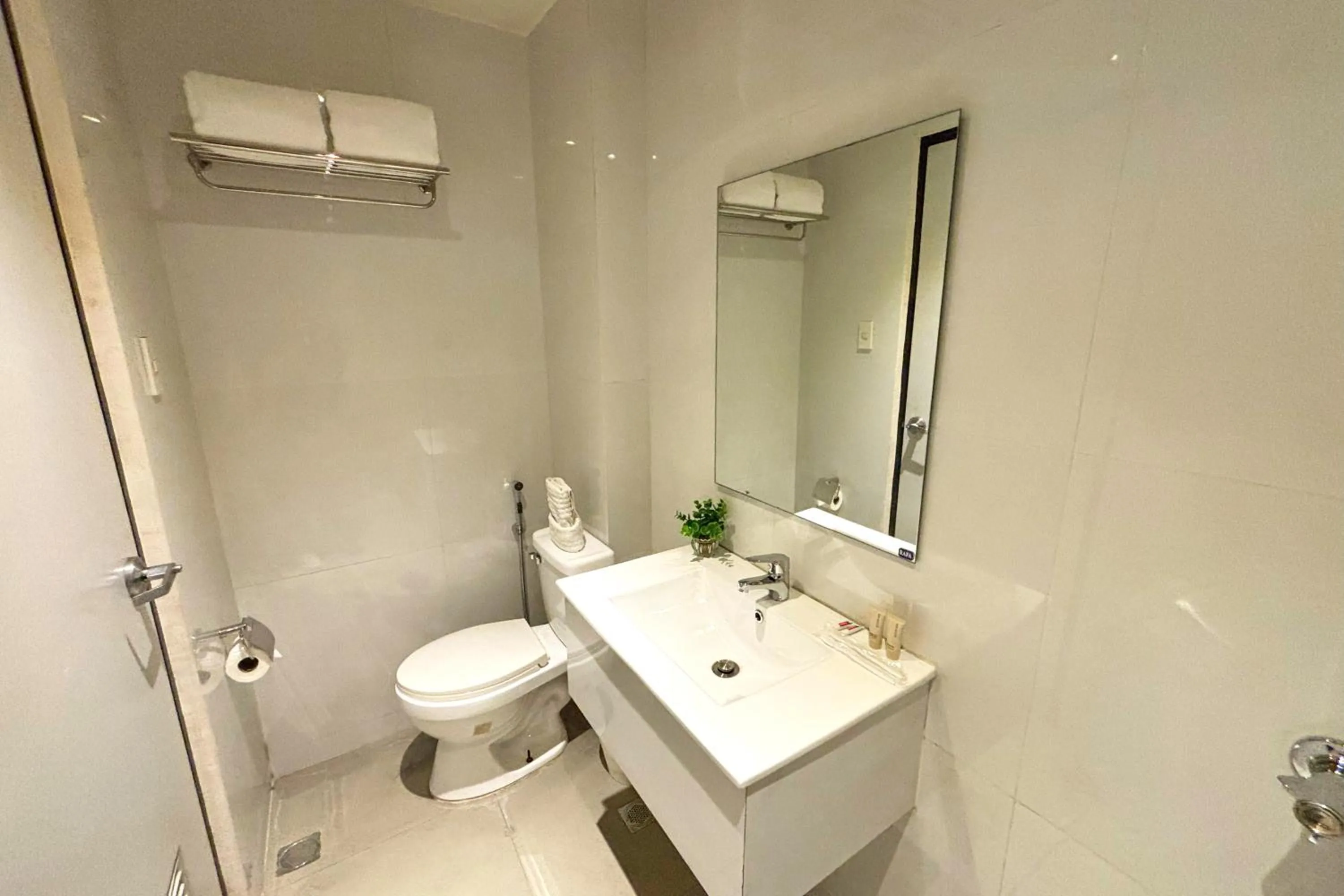 LuxeLite Suites Pasay