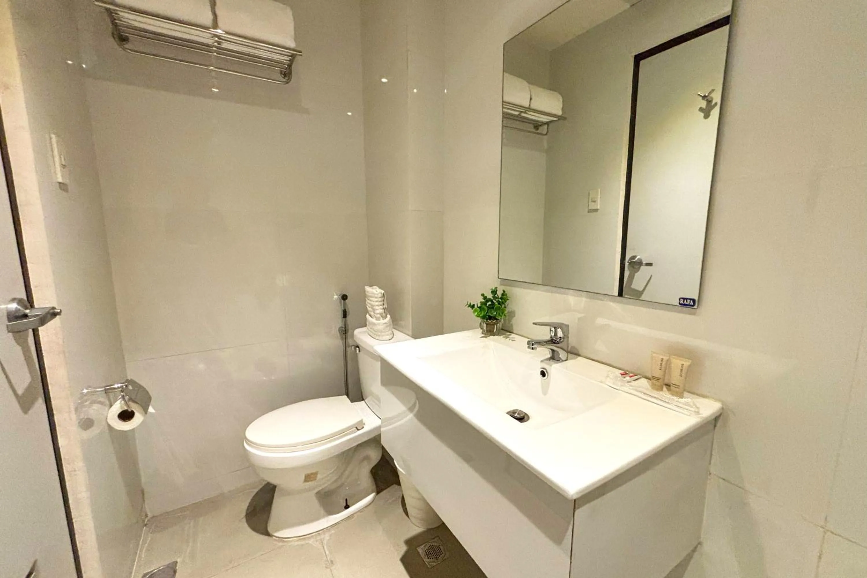 LuxeLite Suites Pasay