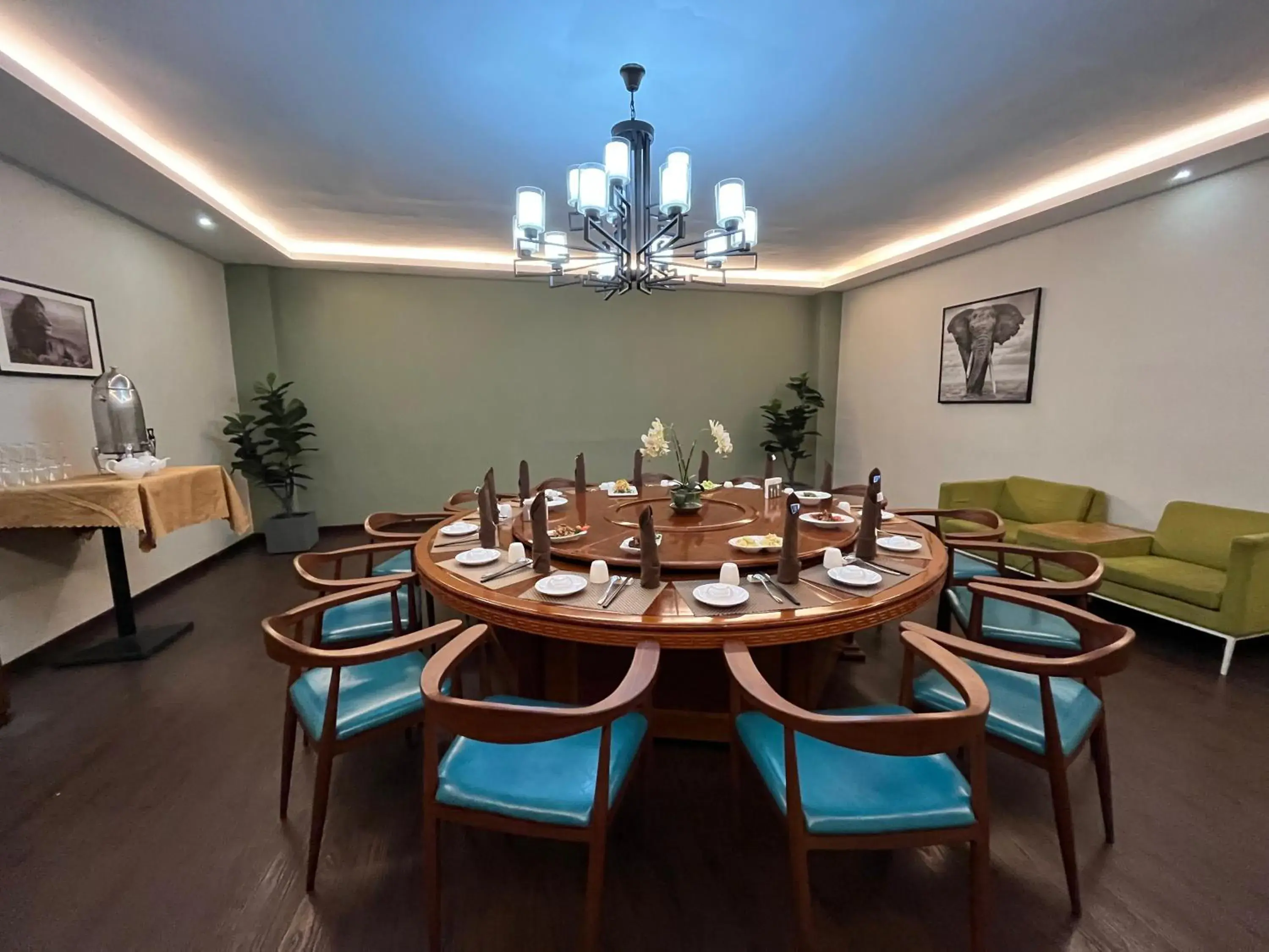 Restaurant/places to eat in 2000 Hotel Downtown Kigali Restaurant/places to eat in 2000 Hotel Downtown Kigali