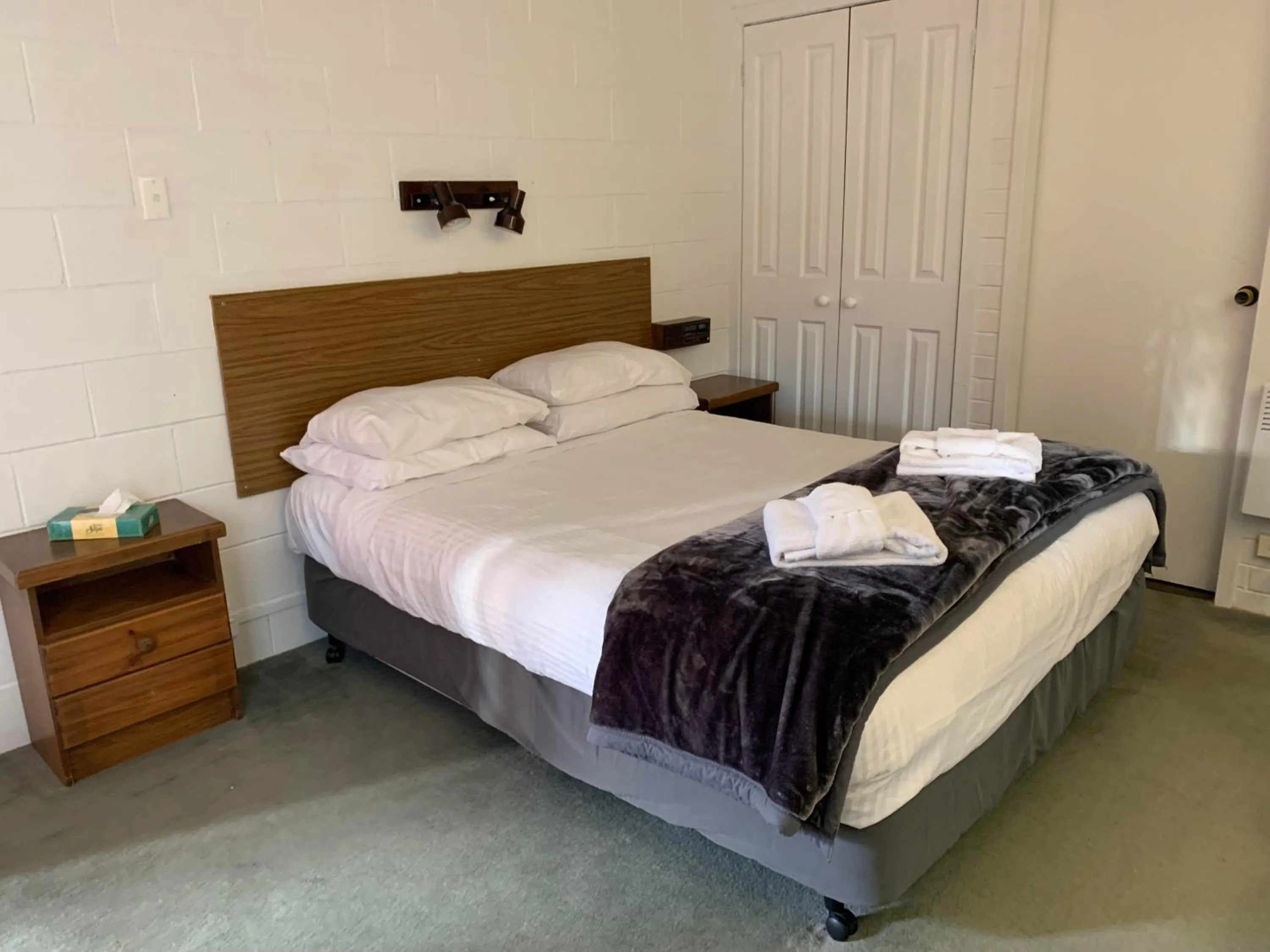 Bed in Robertson Country Motel