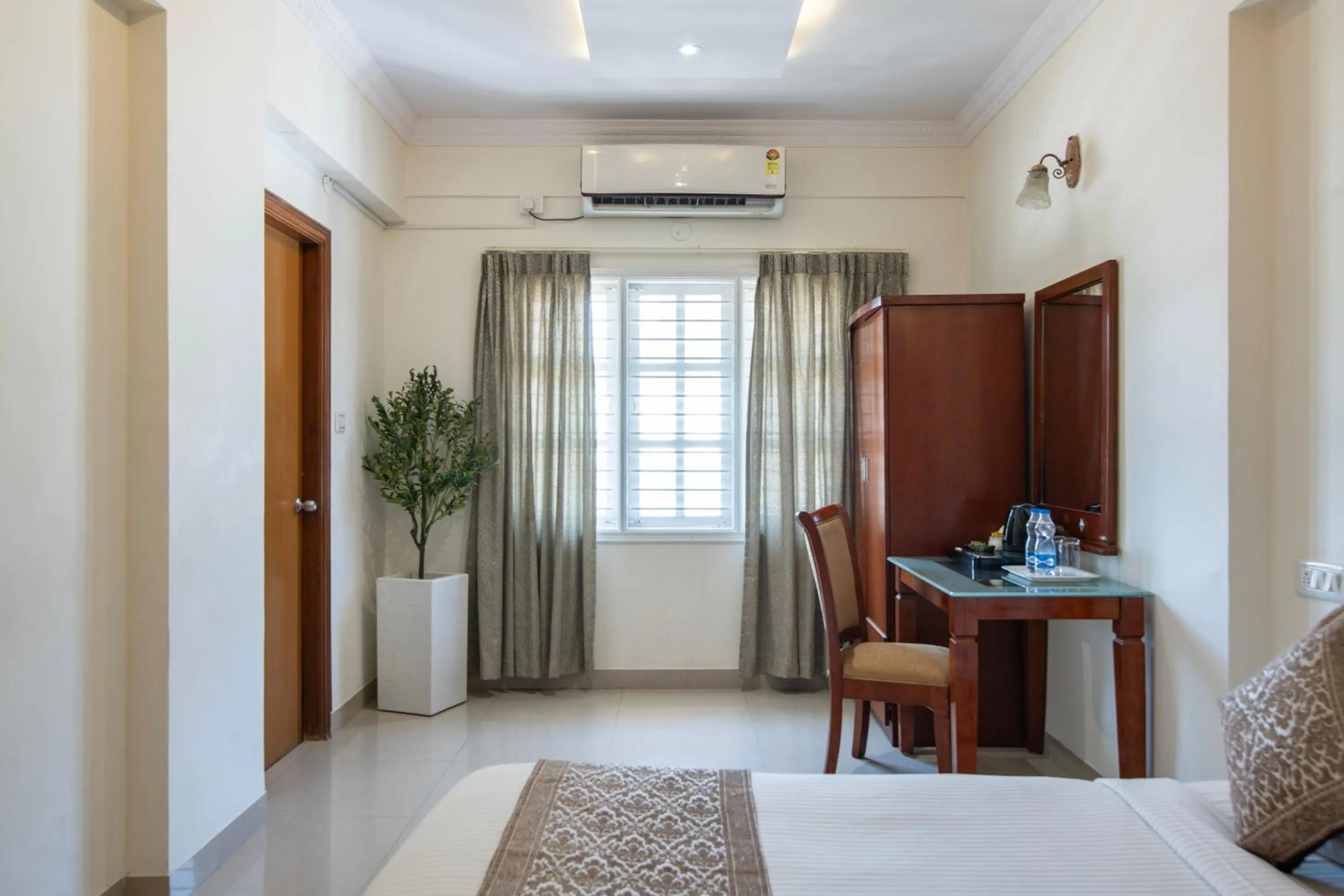 wardrobe, Bed in Hyde Park Orchards