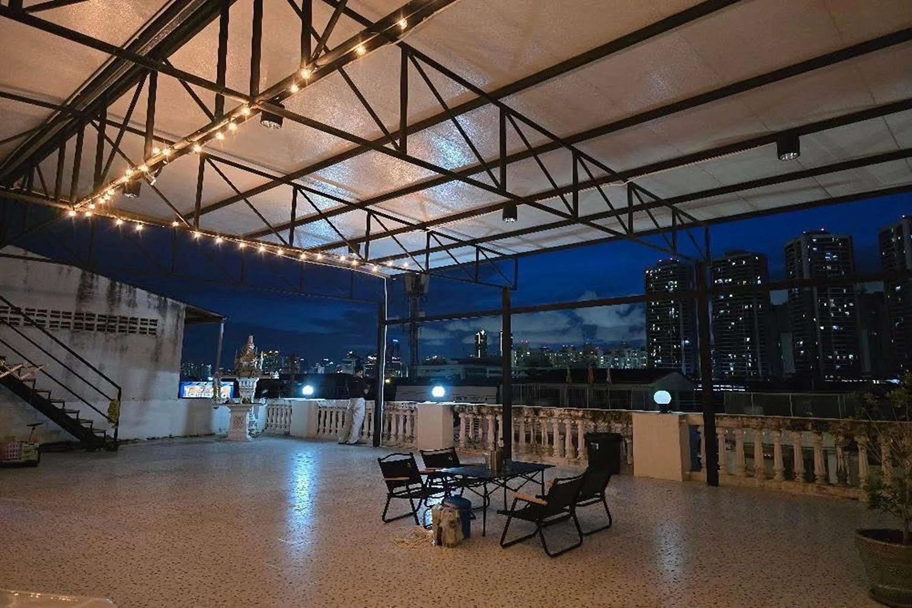Seating area in Sukhum Huai Khwang Guest House
