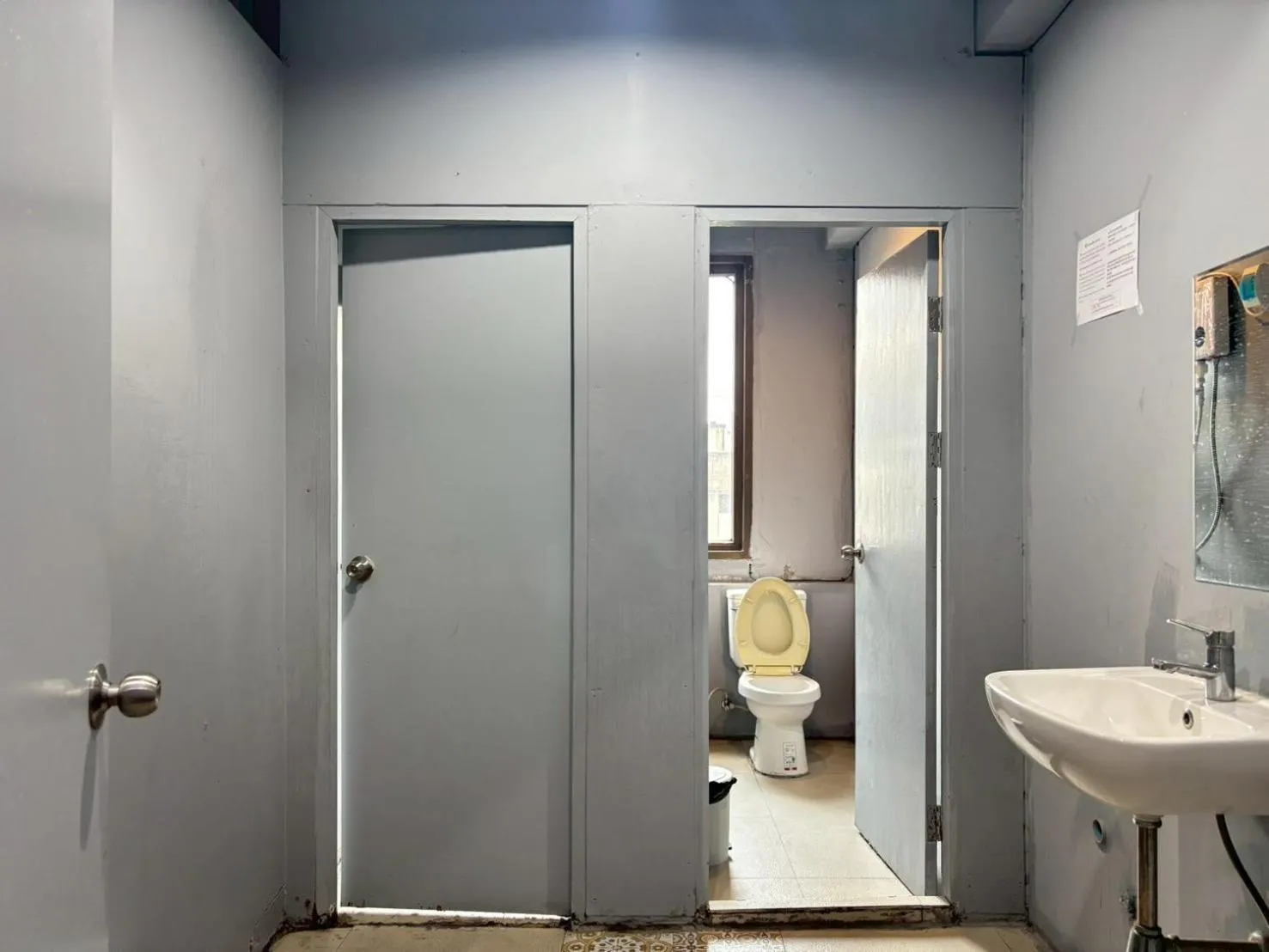 Bathroom in Sukhum Huai Khwang Guest House