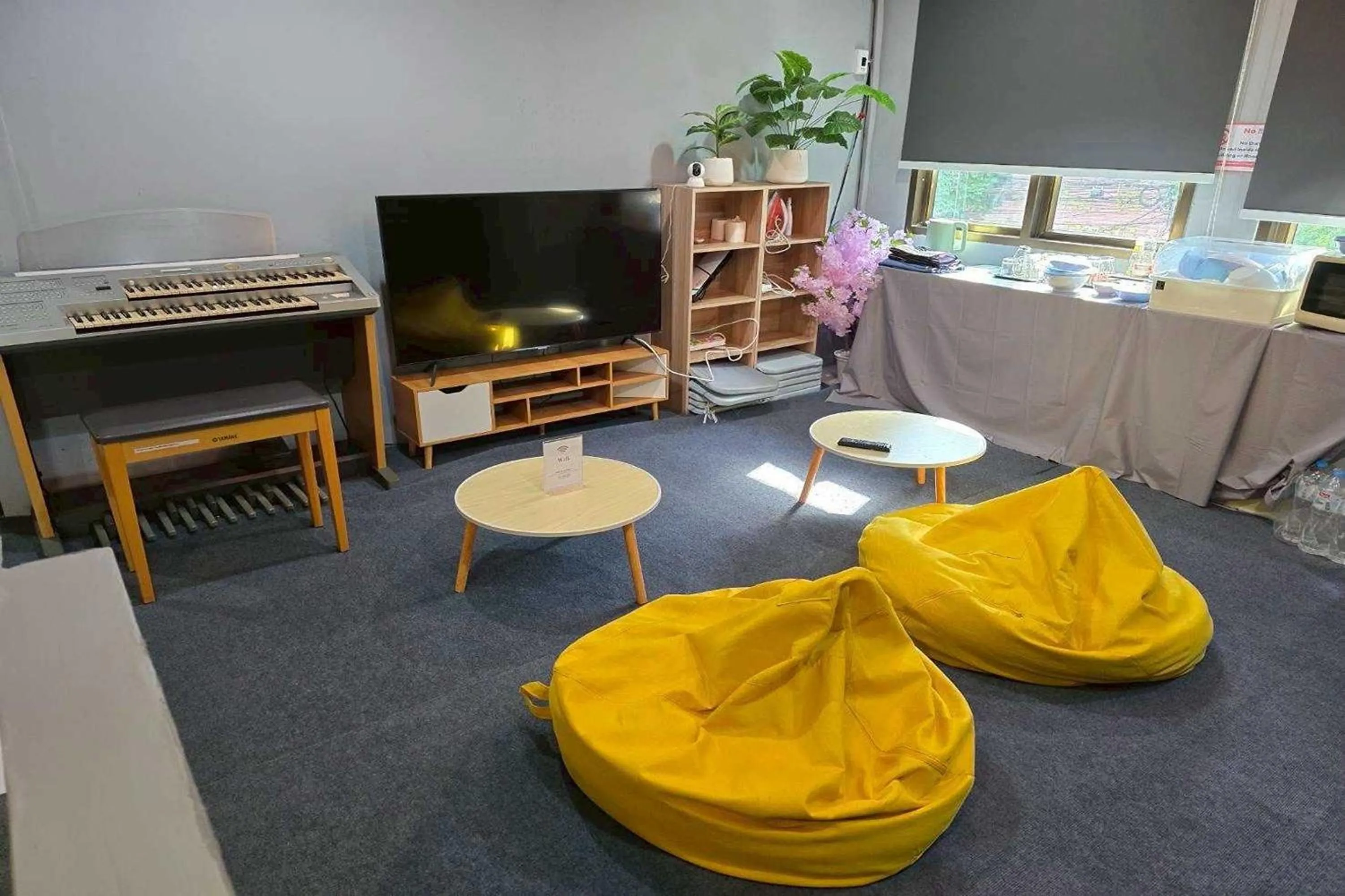 Seating area in Sukhum Huai Khwang Guest House
