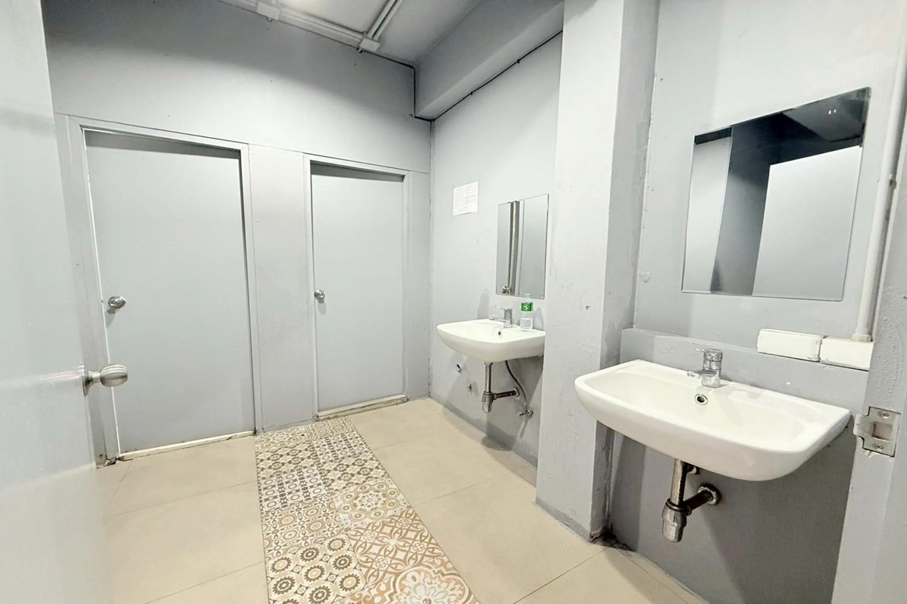 Bathroom in Sukhum Huai Khwang Guest House