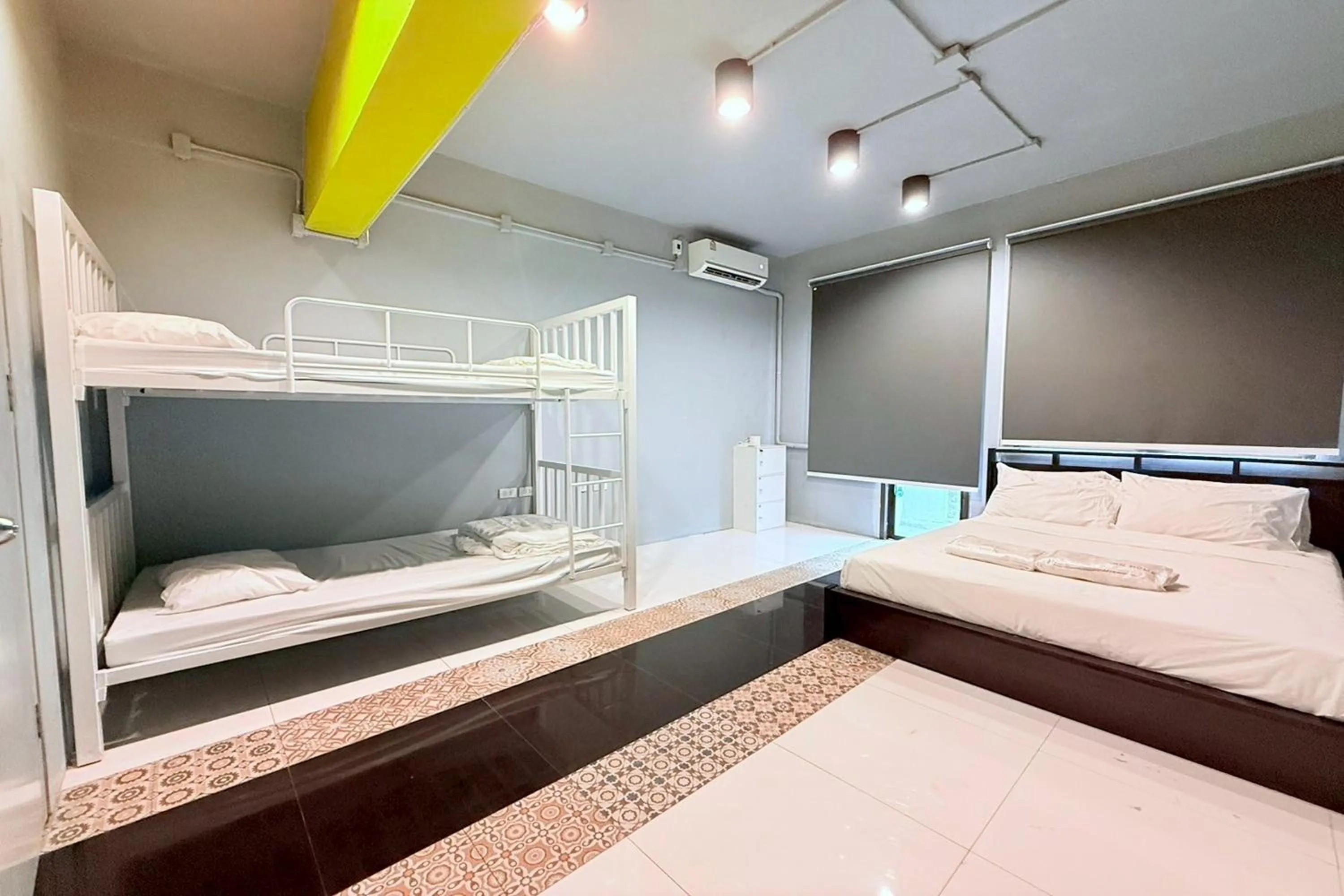 Photo of the whole room, Bed in Sukhum Huai Khwang Guest House