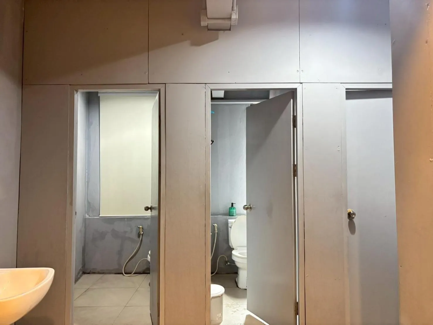 Bathroom in Sukhum Huai Khwang Guest House