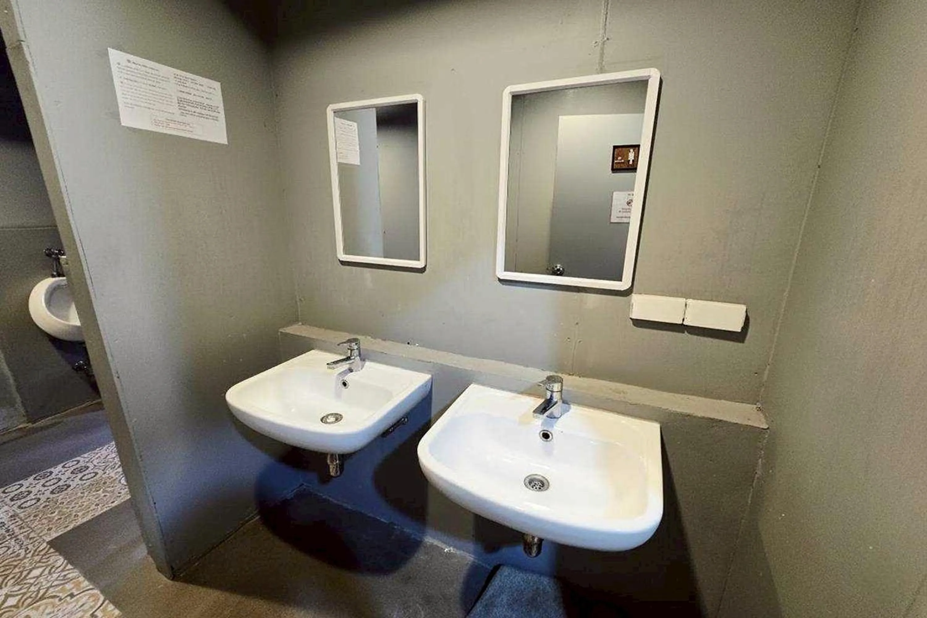 Bathroom in Sukhum Huai Khwang Guest House