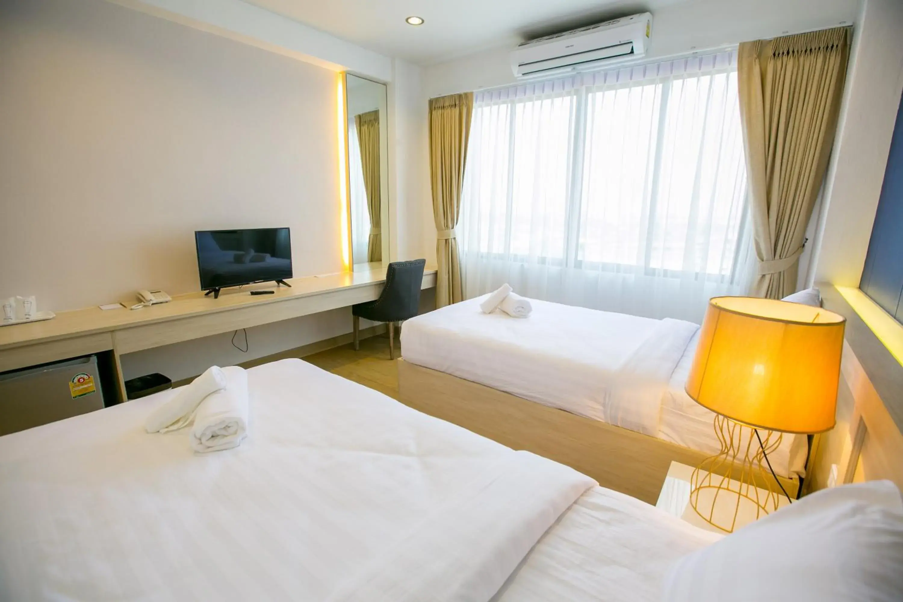 Shower, Bed in Phrae Nakara Hotel Shower, Bed in Phrae Nakara Hotel