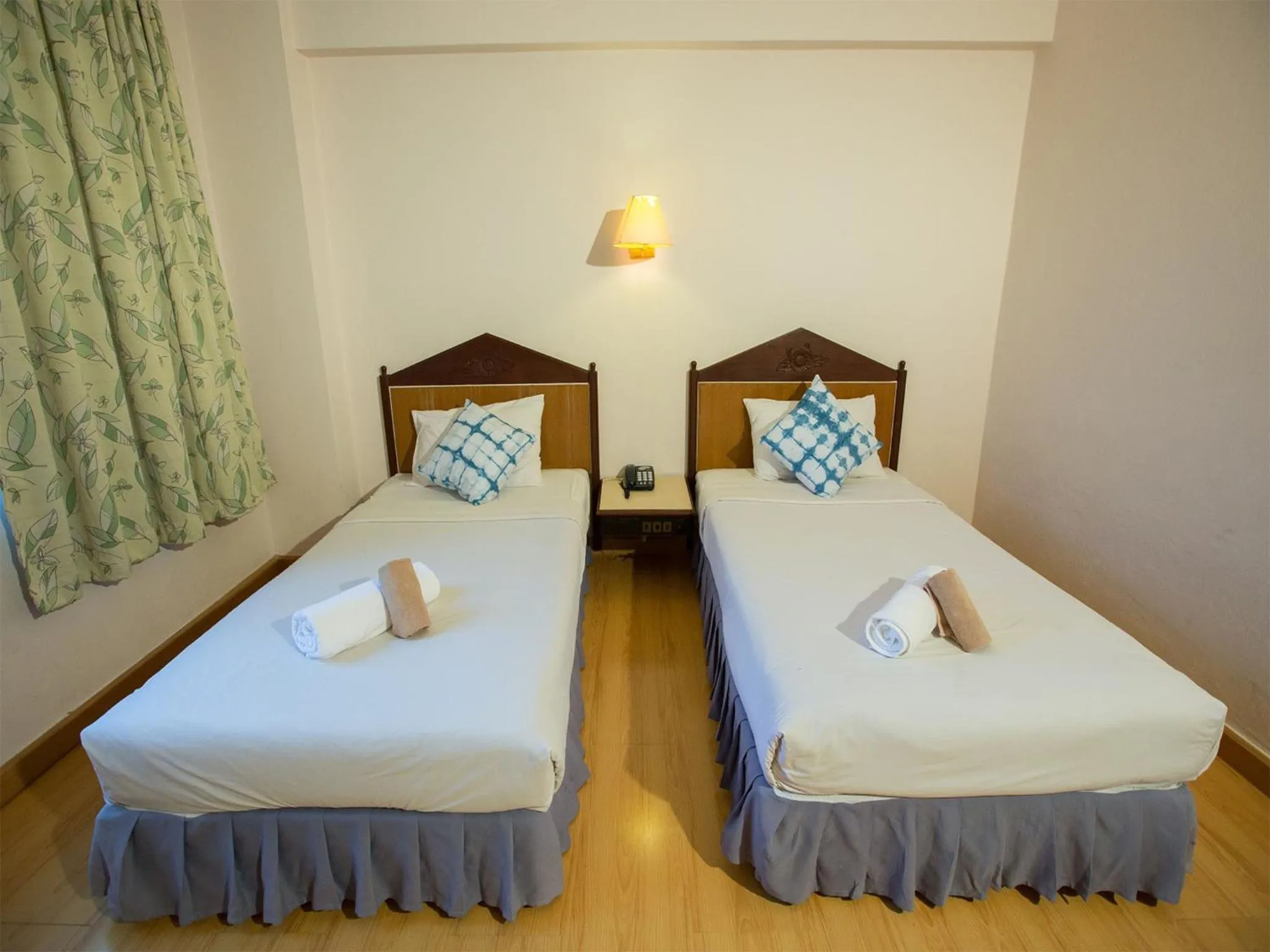 Shower, Bed in Phrae Nakara Hotel