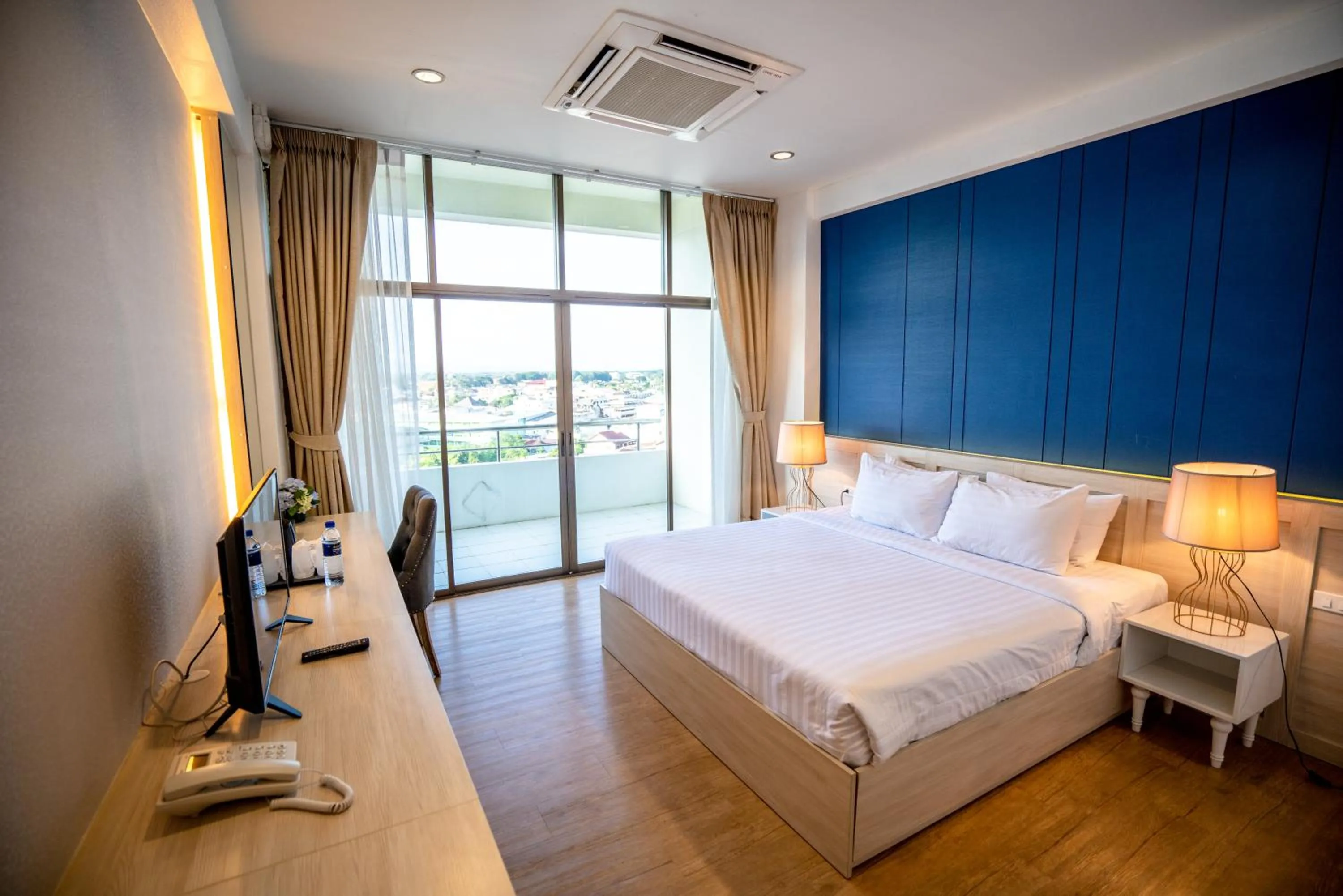 Shower, Bed in Phrae Nakara Hotel