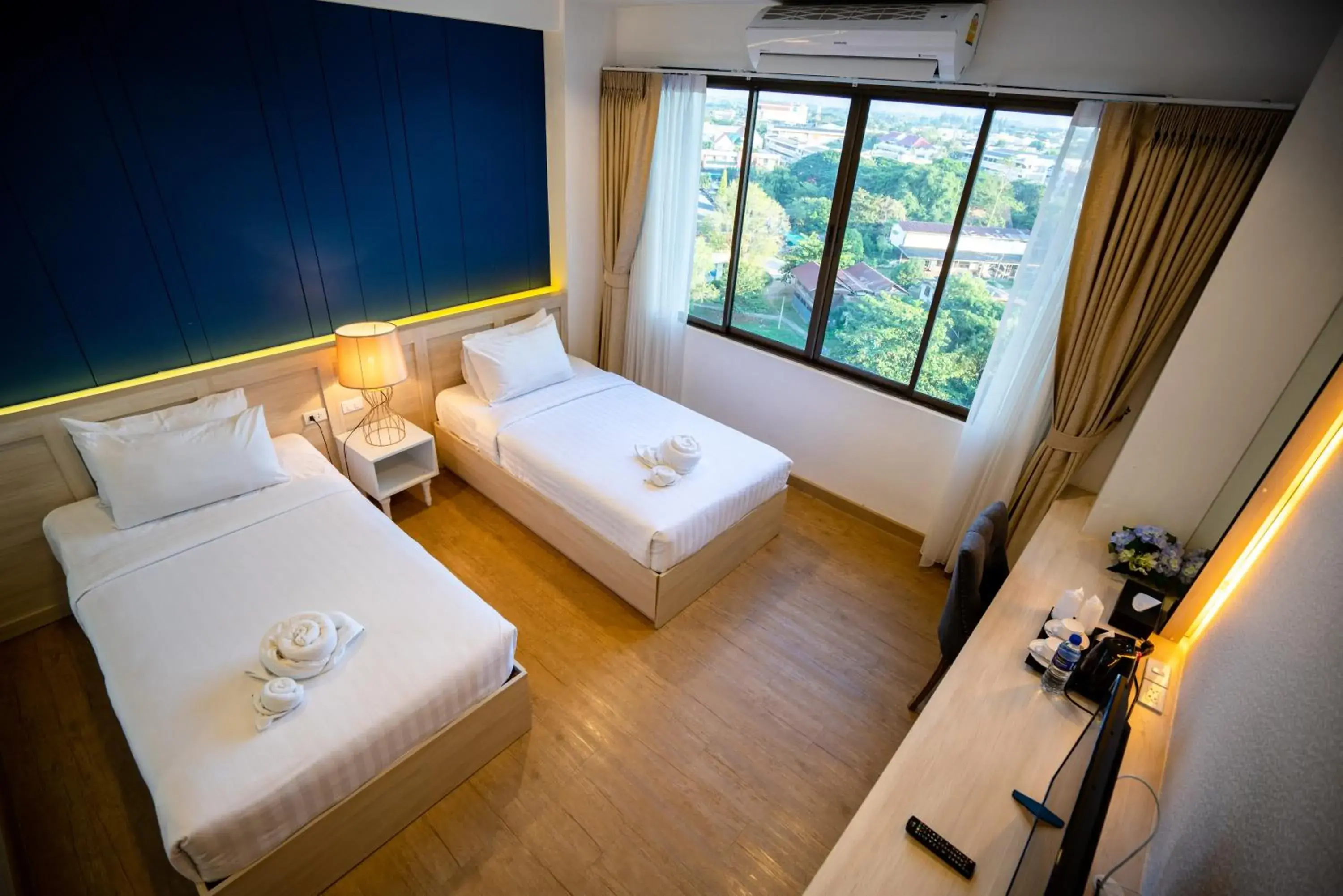 Shower, Bed in Phrae Nakara Hotel Shower, Bed in Phrae Nakara Hotel