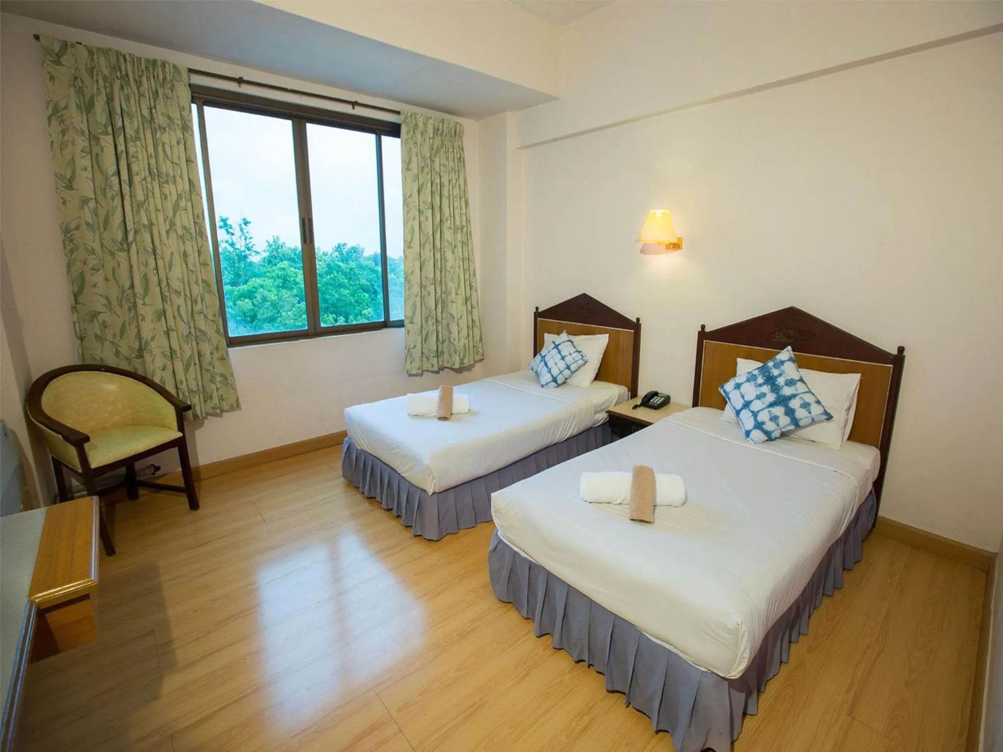 Shower, Bed in Phrae Nakara Hotel
